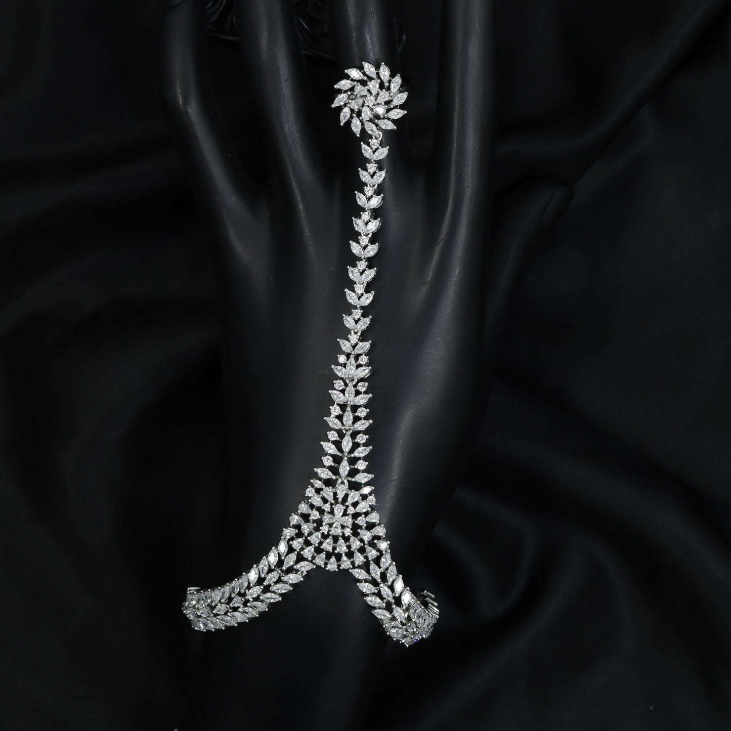 Floral Spray Panja with Continuous Leaf Chain Layout
