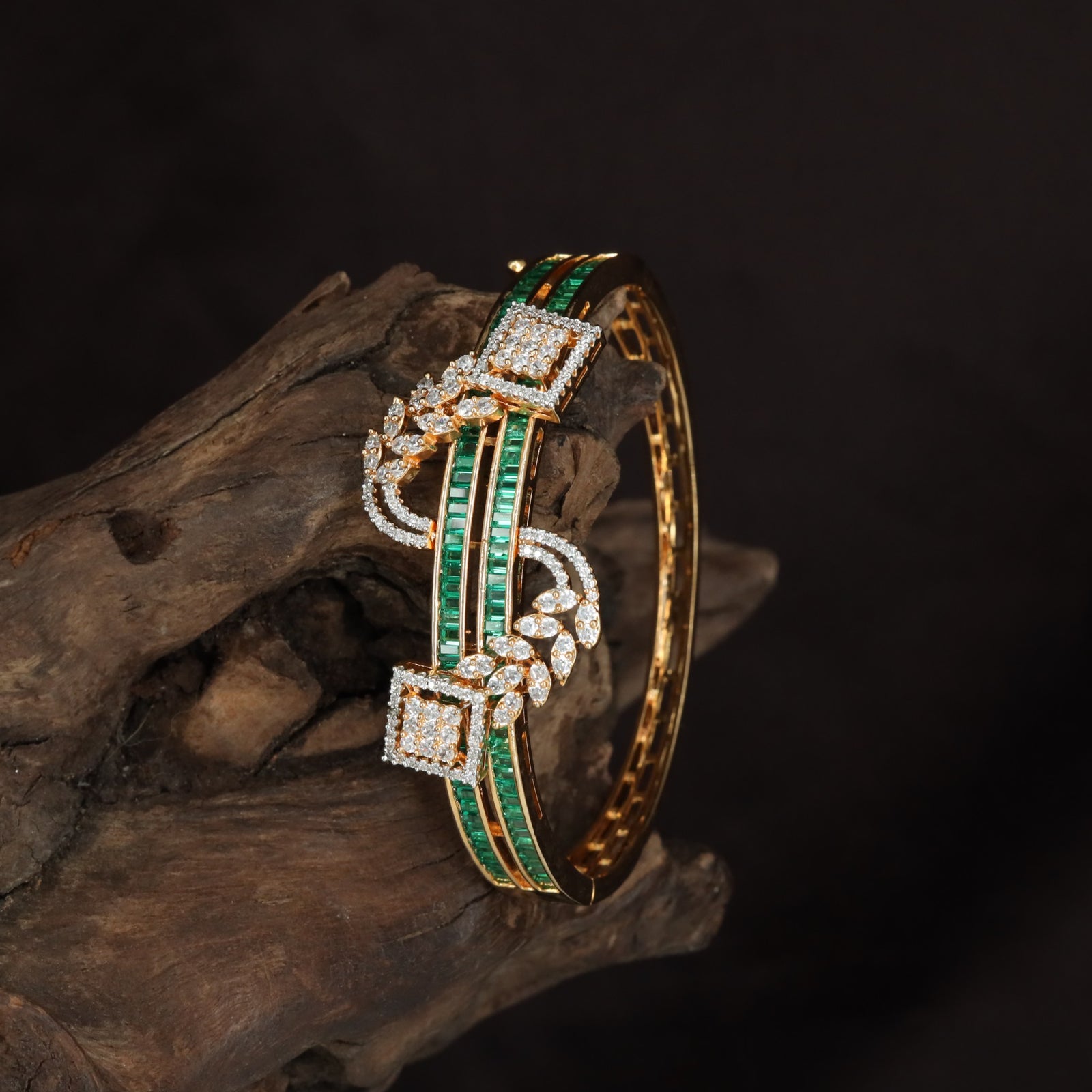 Bordered Strip Kada with Raised Geometric Placement