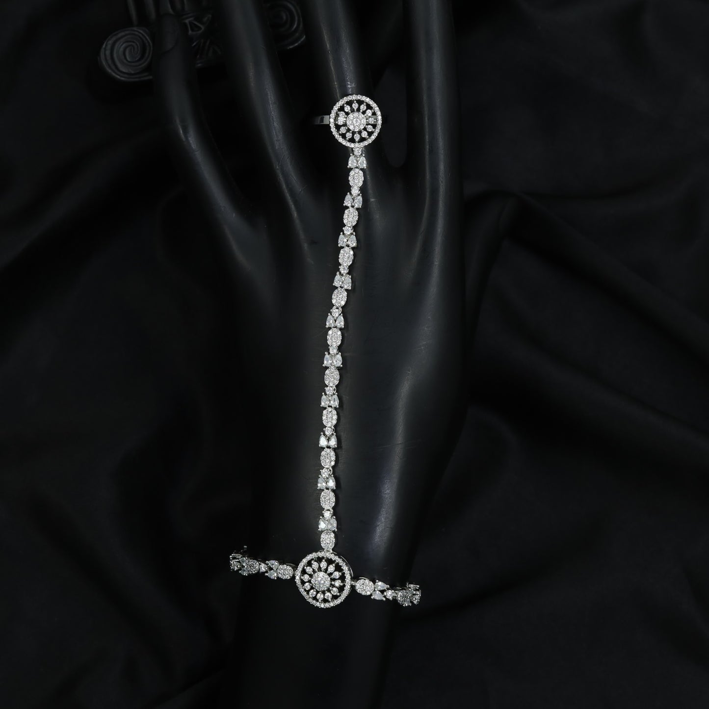 Floral Disc Centre Panja with Structured Vertical Chain
