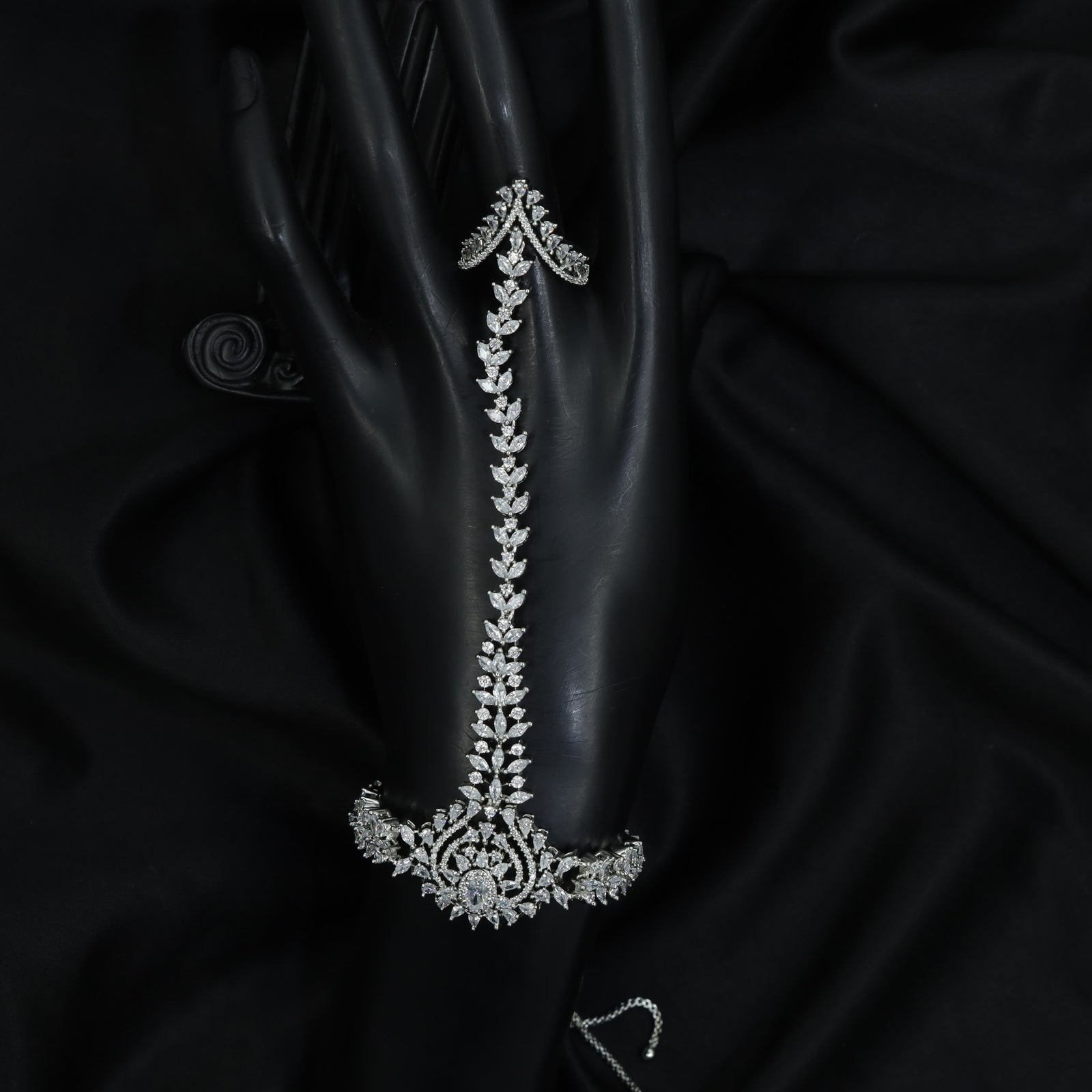 Floral Vine Panja with Radiating Centre Medallion Design