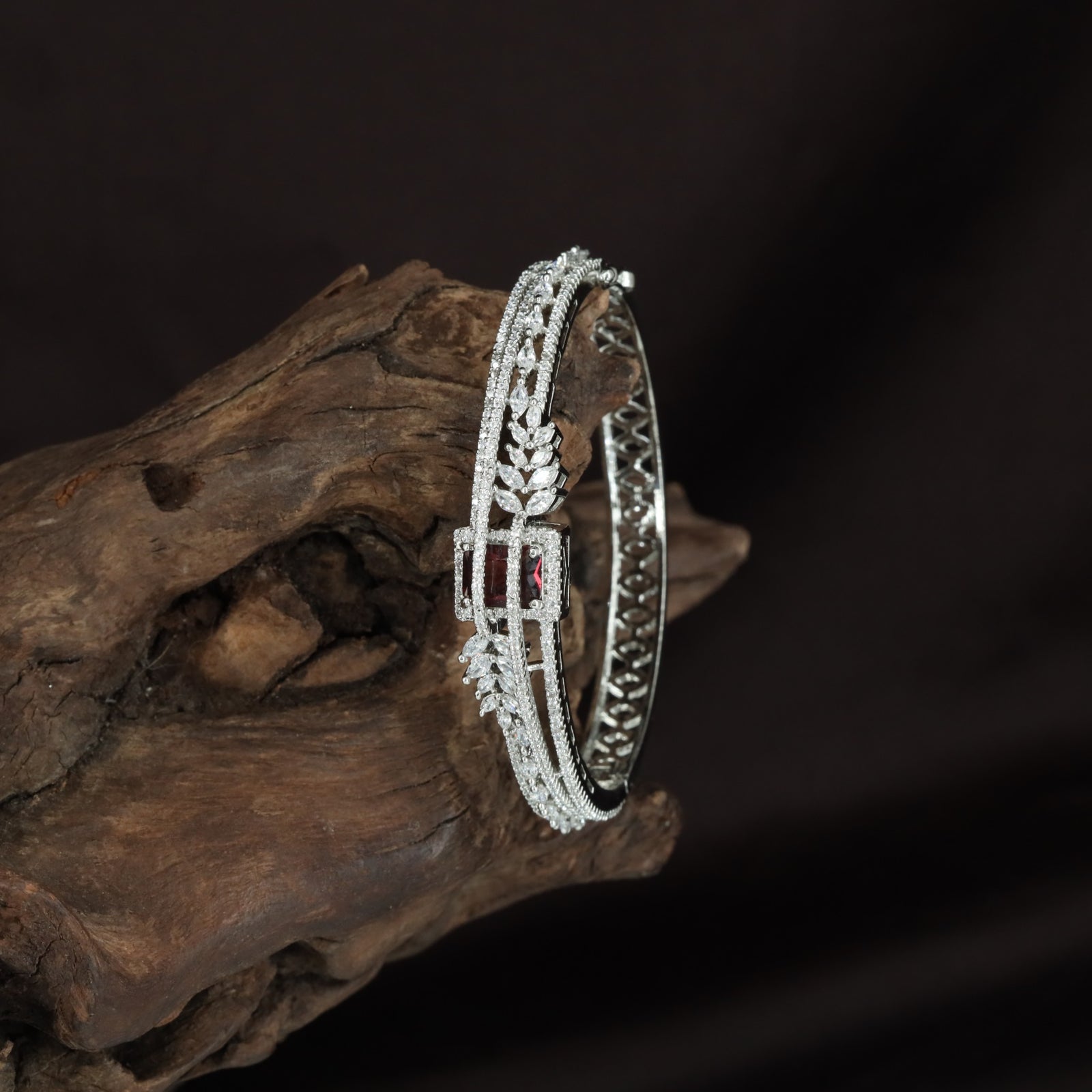 Looped Spine Kada with Tapered Centre Placement