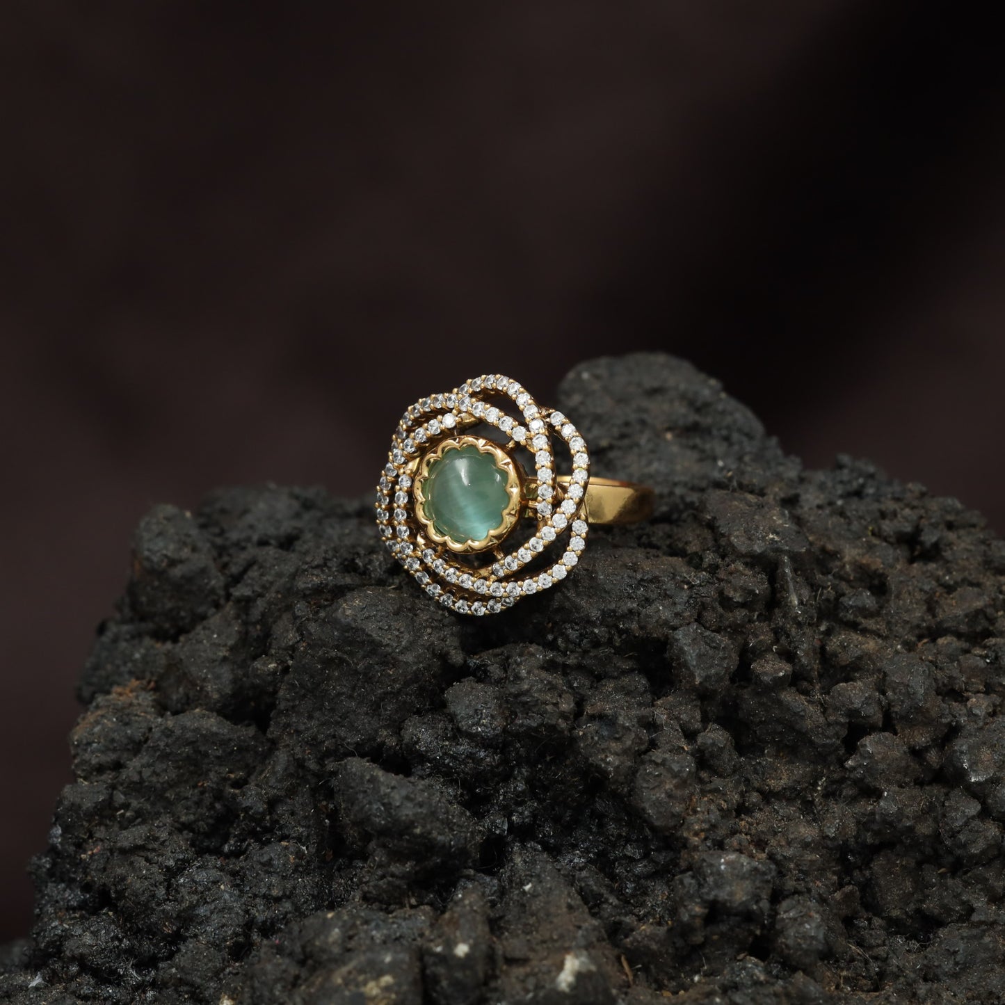 Regal Orbit Kundan Finger Ring With Layered Circular Halo Design