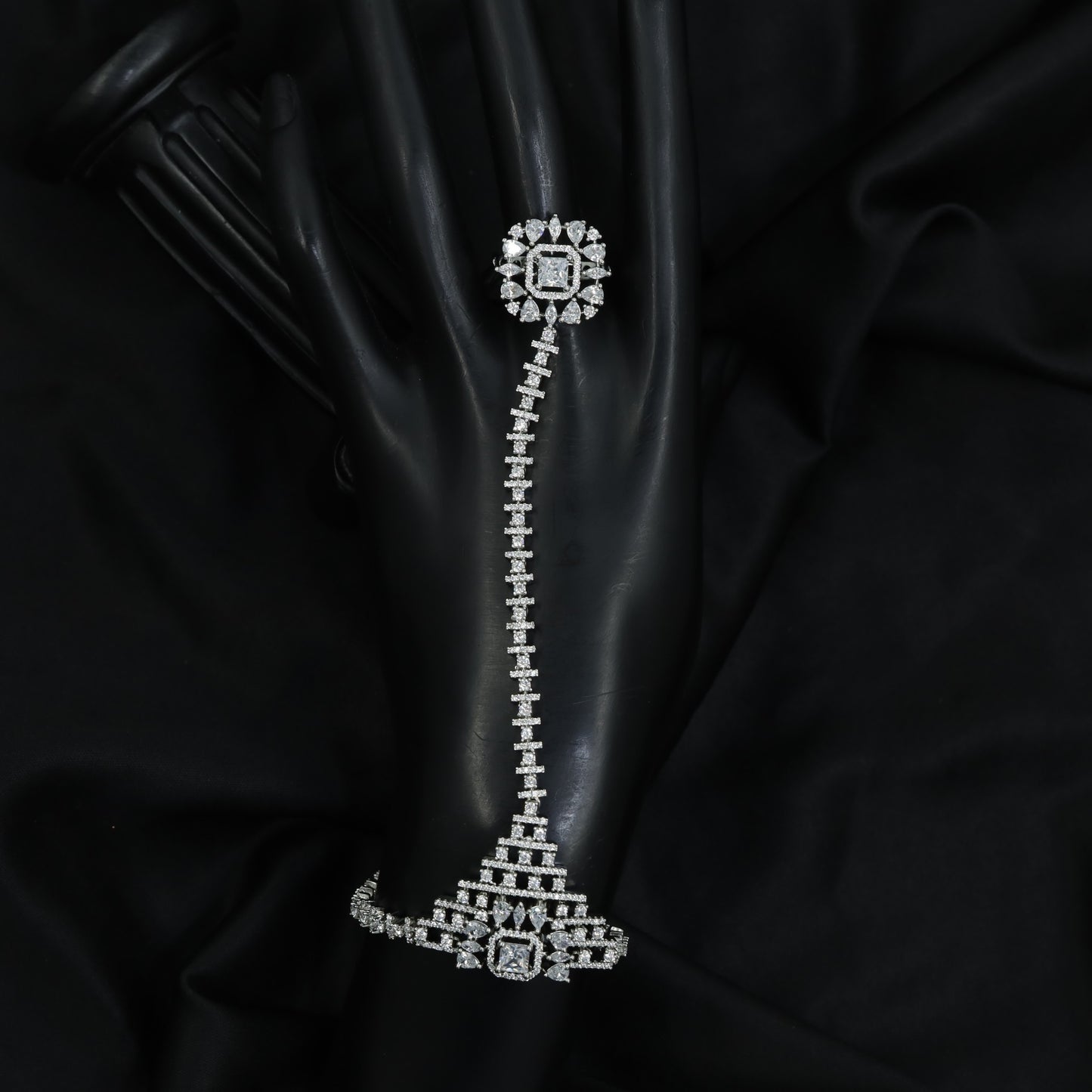 Heritage Linear Chain Panja with Geometric Centre Connector