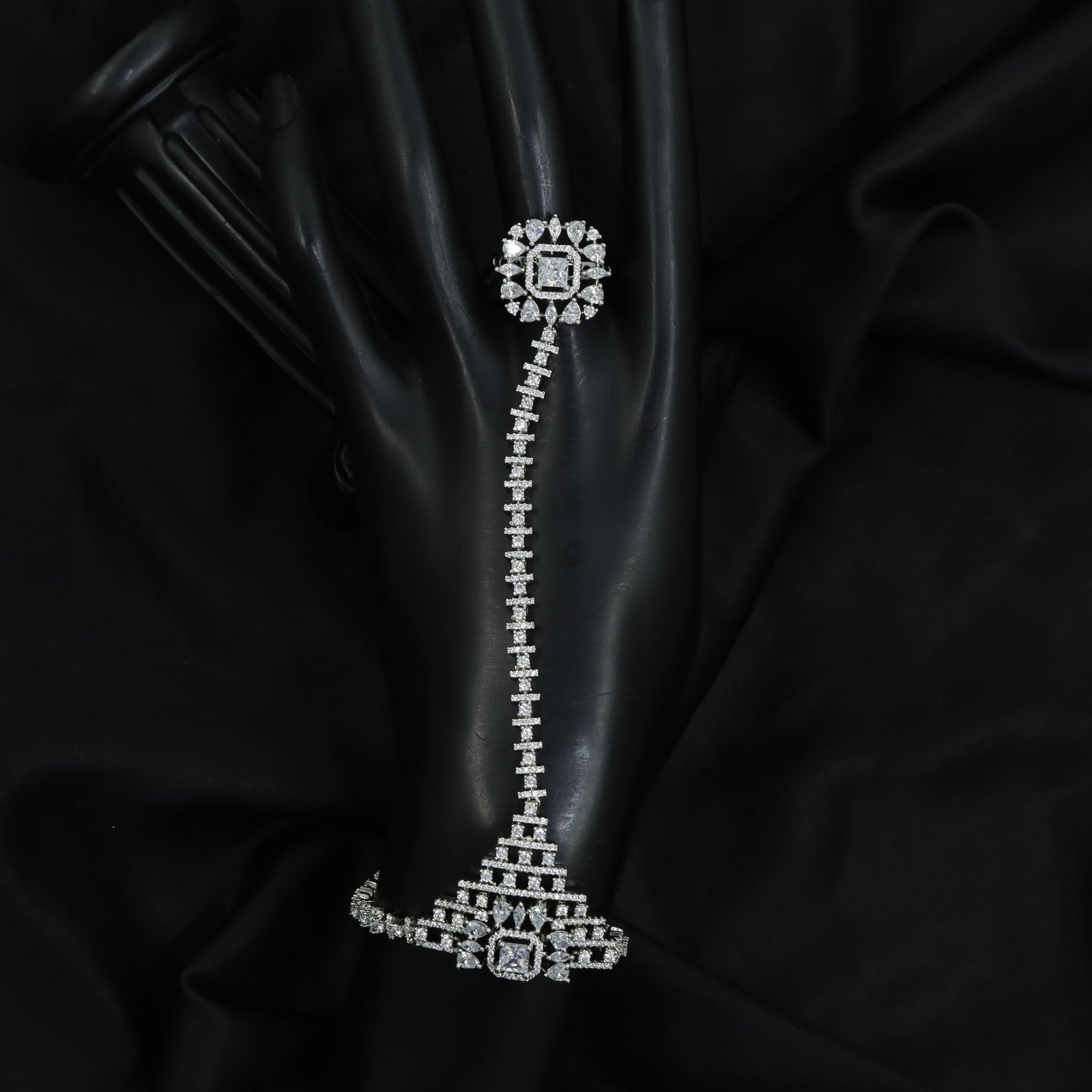 Heritage Linear Chain Panja with Geometric Centre Connector