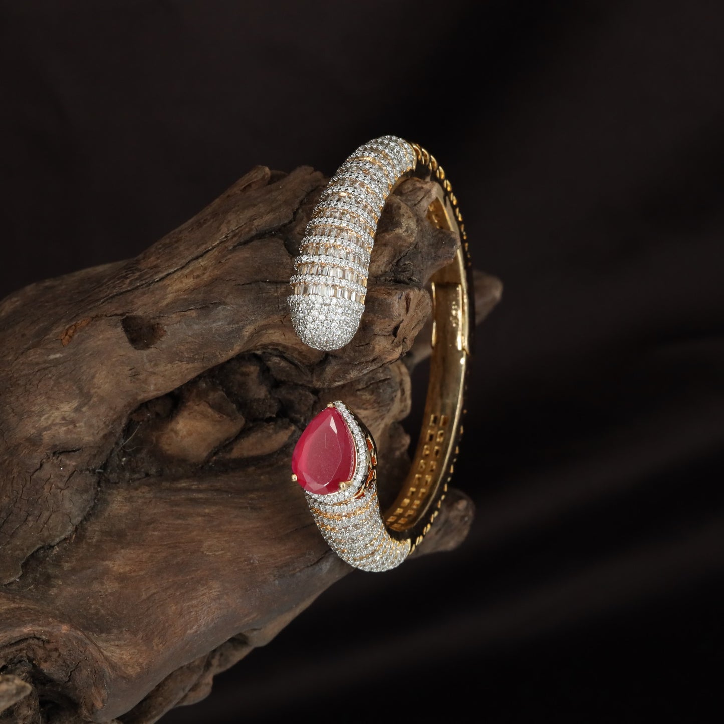 Bulged Frame Kada with Structured Open Formation