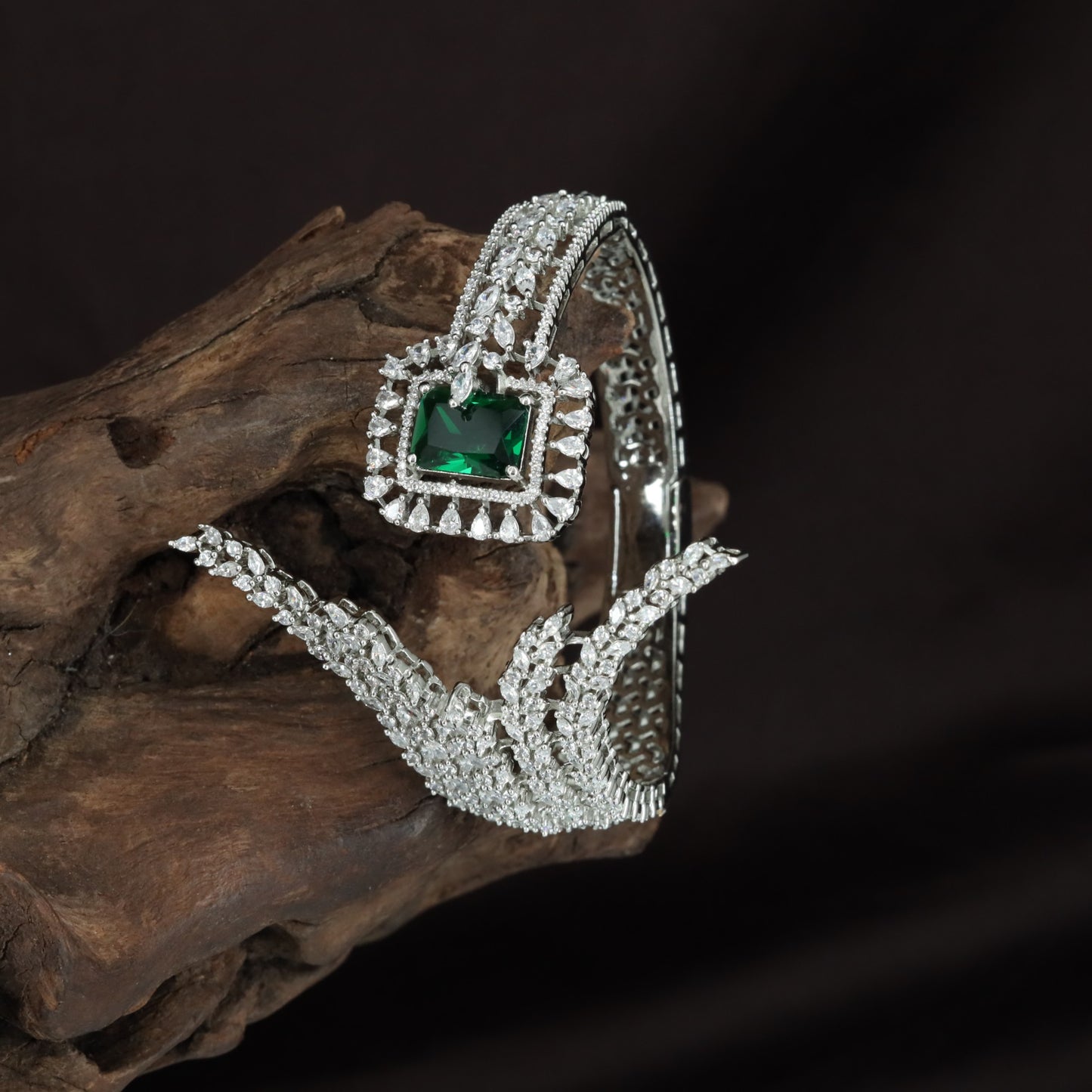 Feather Sweep Kada with Raised Crest Detailing