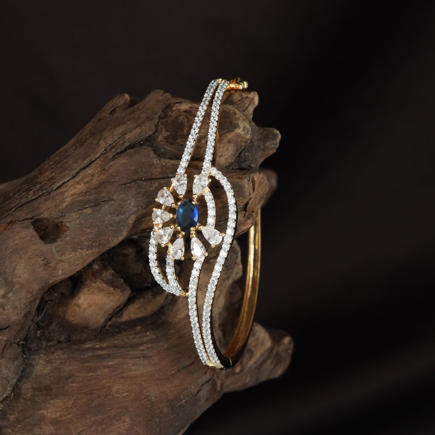 Crossvine Petal Kada with Elevated Centre Placement