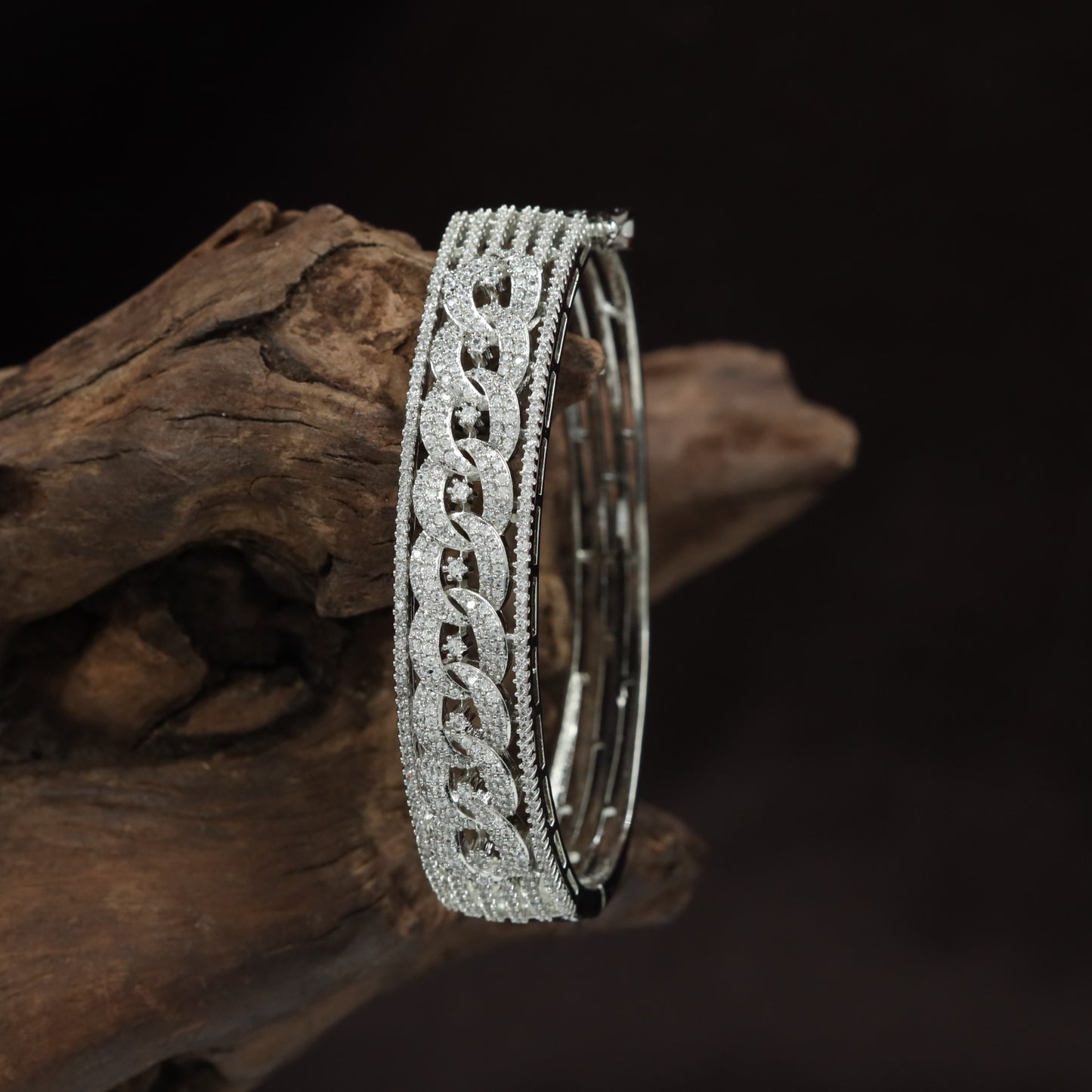 Interlocking Chain Link Openwork Kada with Multi Row Border Design