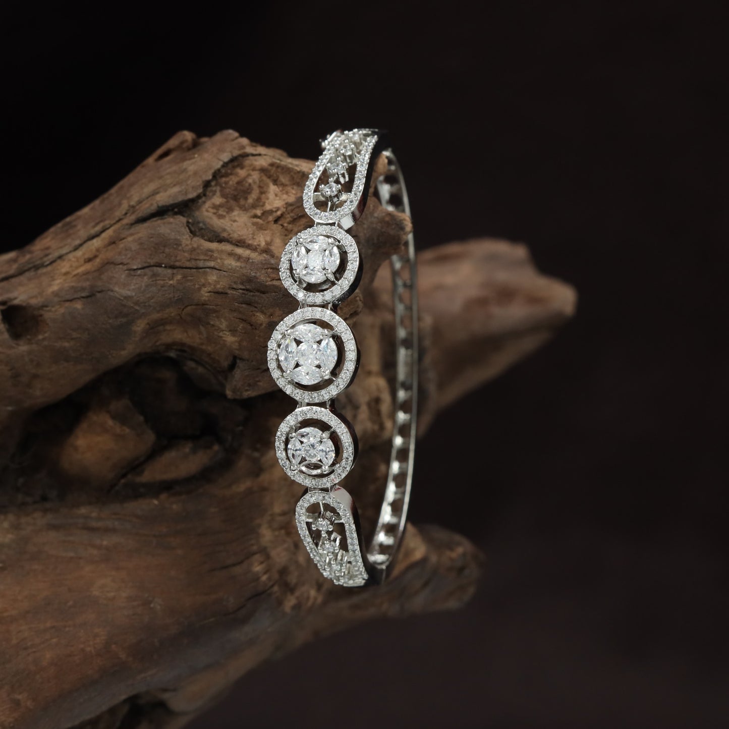 Triple Coin Centrepiece Kada with Ornamental Circular Framework