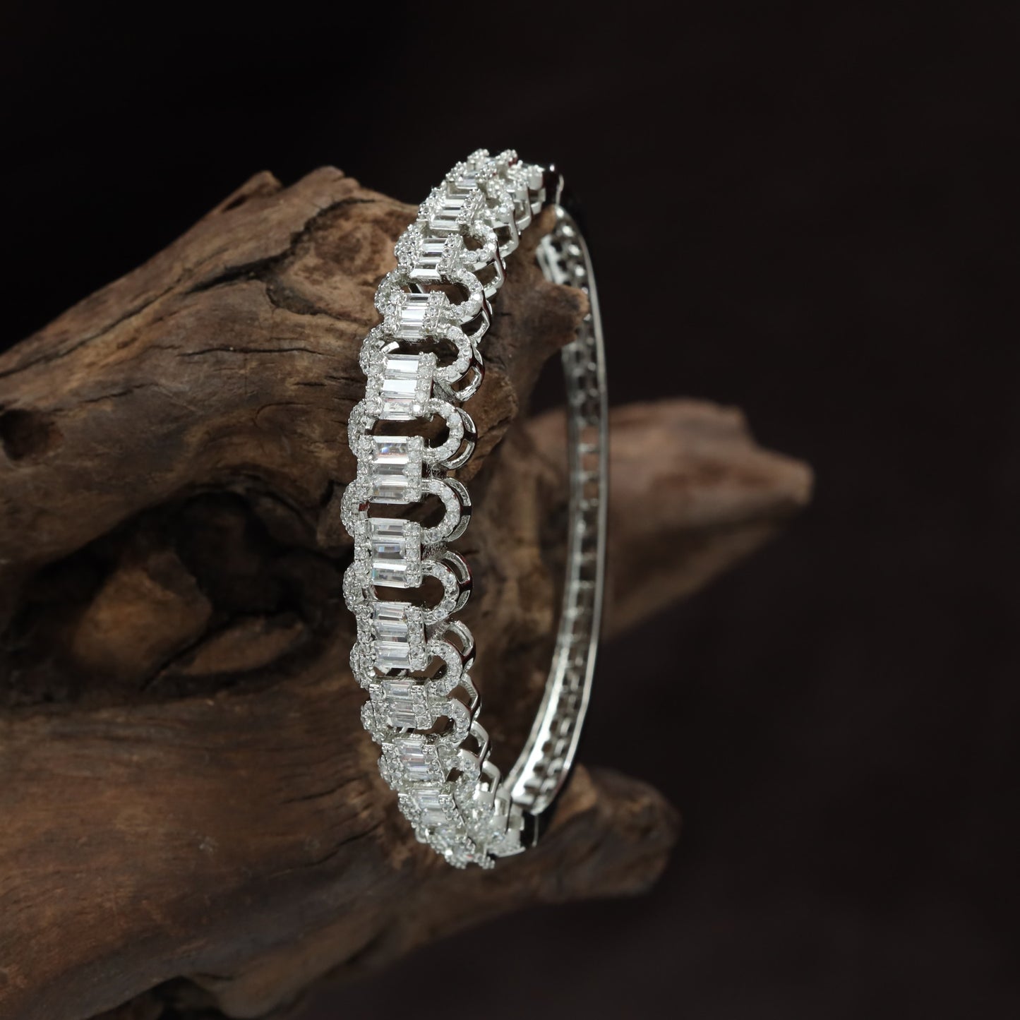 Rhythm Link Statement Kada with Sculpted Wave Design