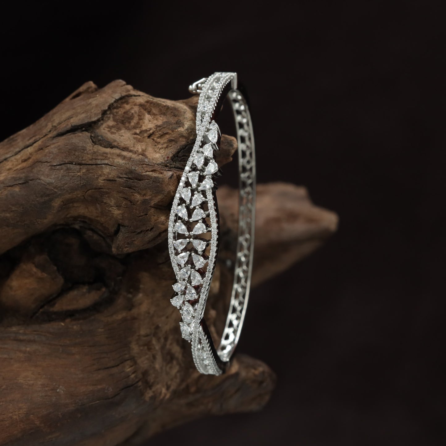 Contemporary Chevron Link Kada with Sculpted Border Framework