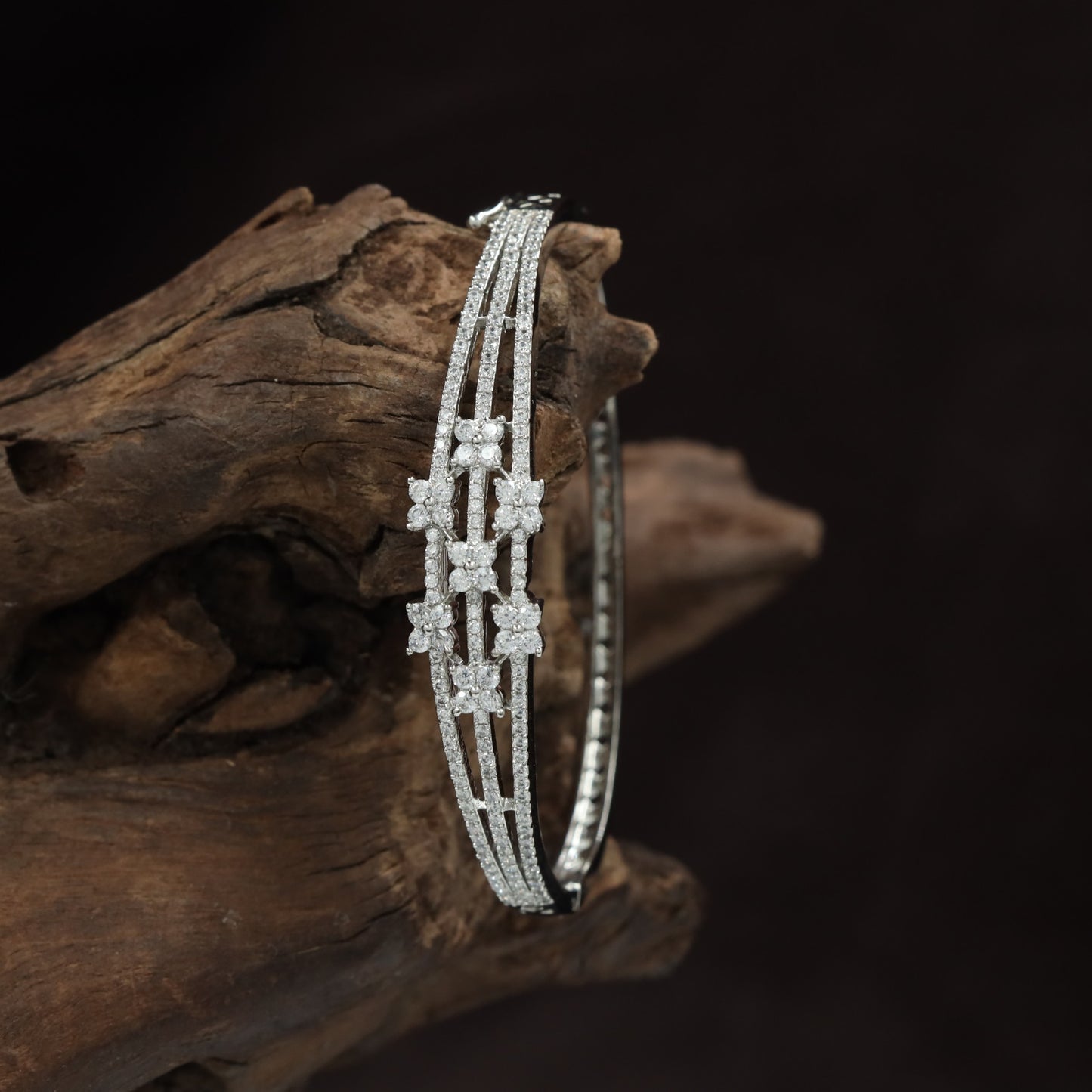 Geometric Multi Rail Statement Kada with Structured Link Motif Design