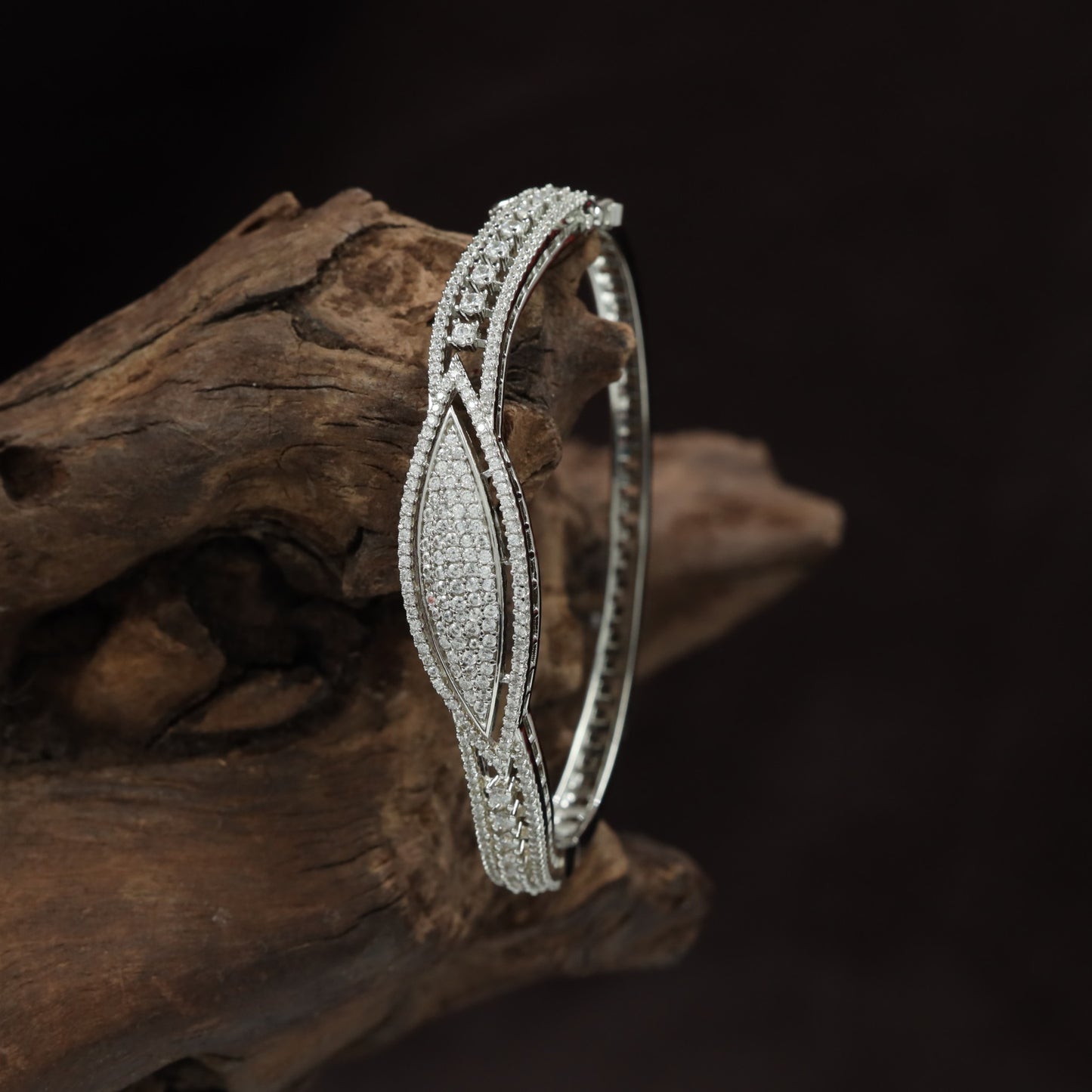 Crisscross mesh panel kada with pavé border detailing
