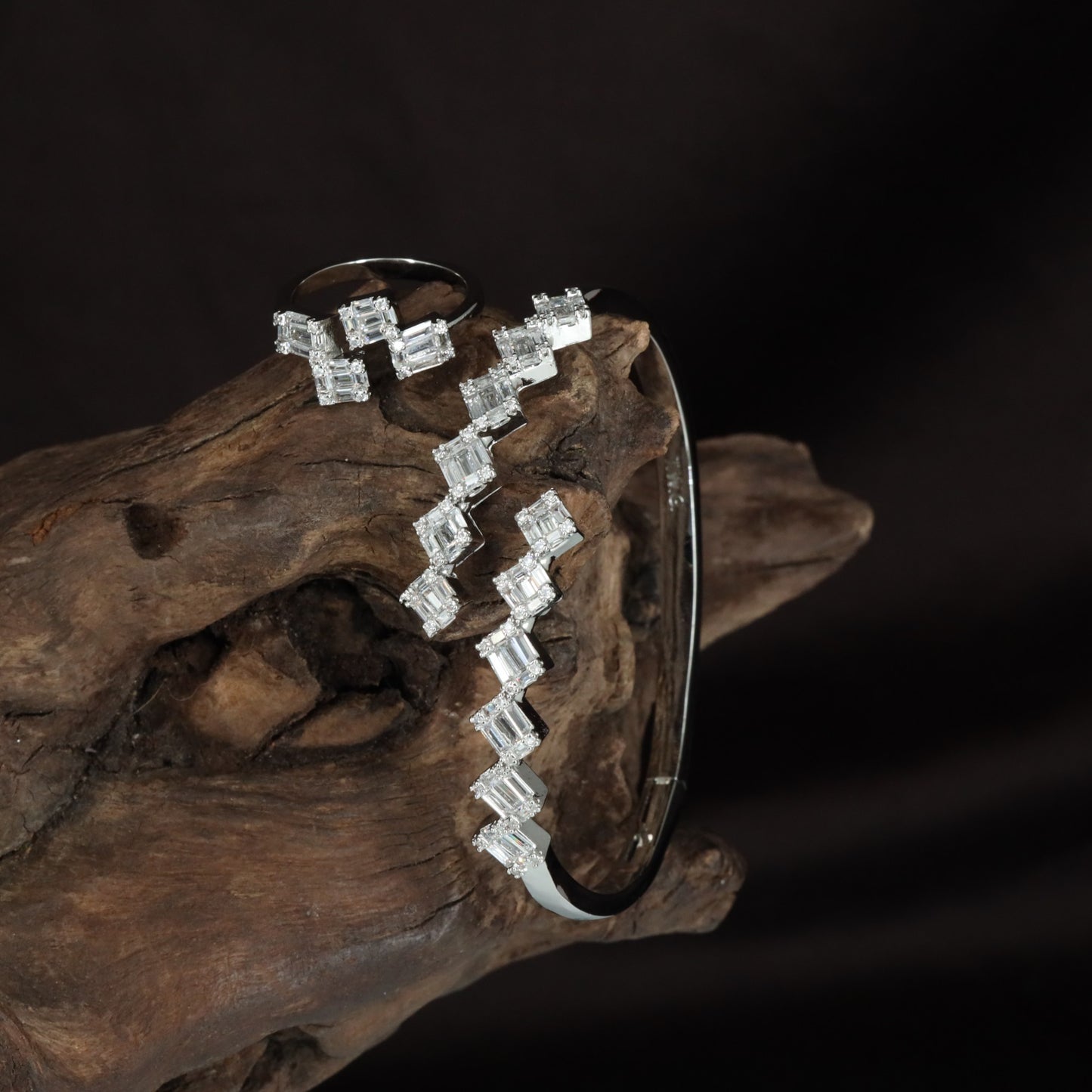 Curved Texture Kada with Zigzag Surface Styling and Linked Ring Accent