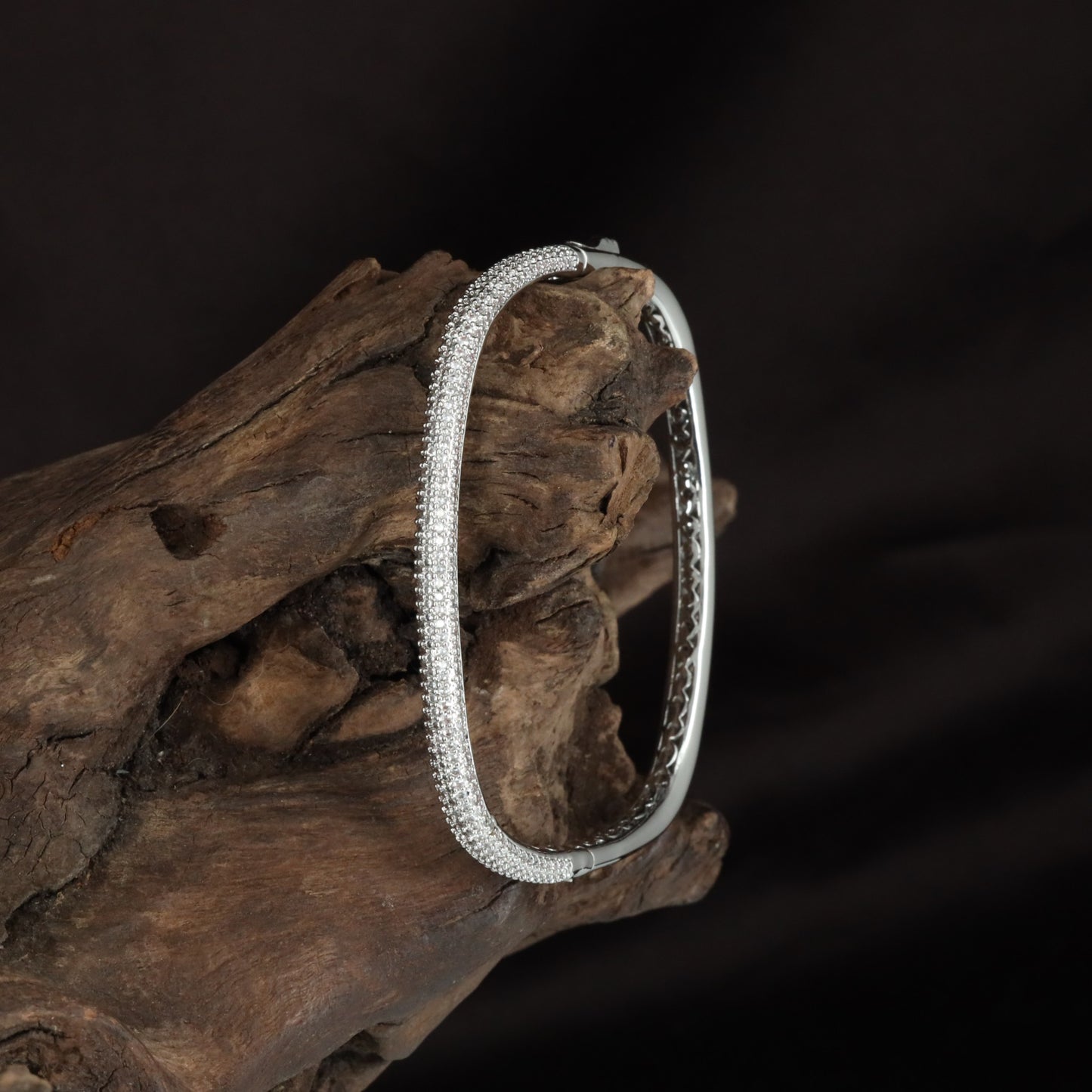 Grand Weave Kada with Rounded Silhouette and Textured Border Styling