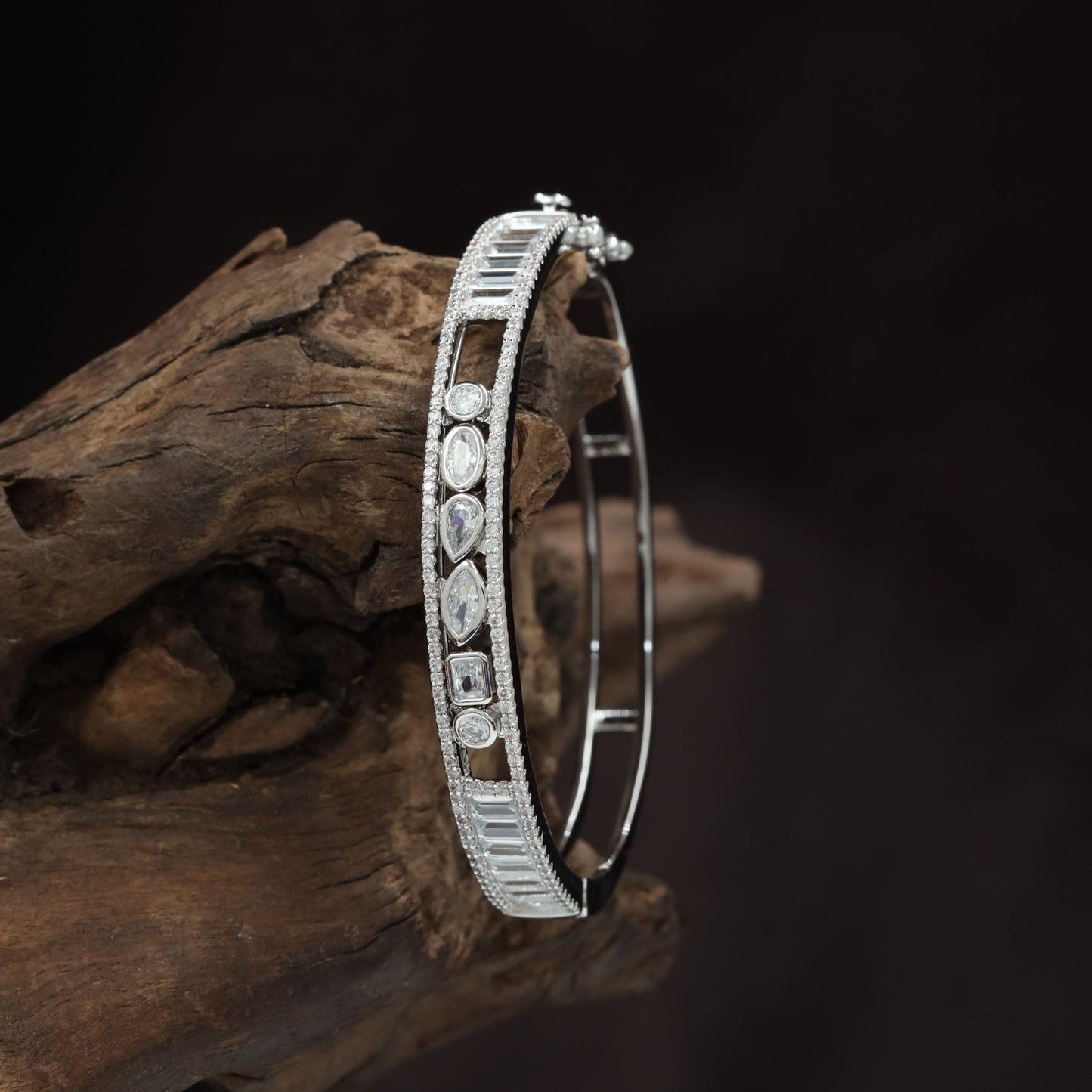 Round Floral Centre Kada with Structured Border Detailing