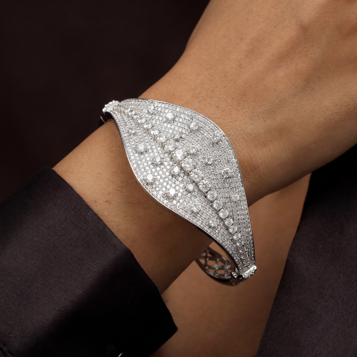 Curved Shield Kada with Layered Surface Design