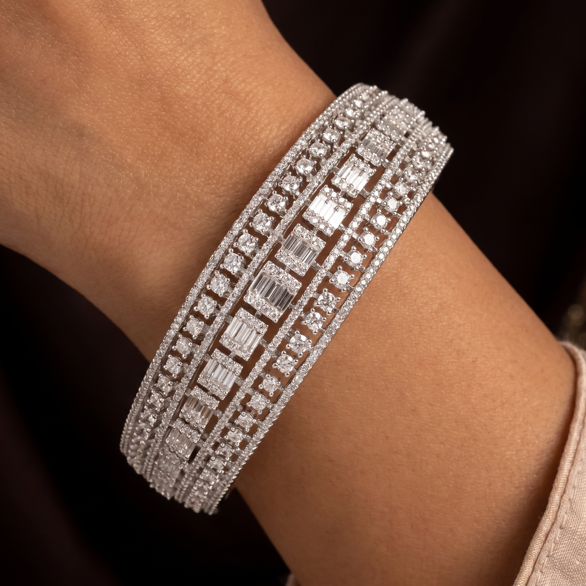 Geometric Linkwork Kada with Continuous Panel Detailing