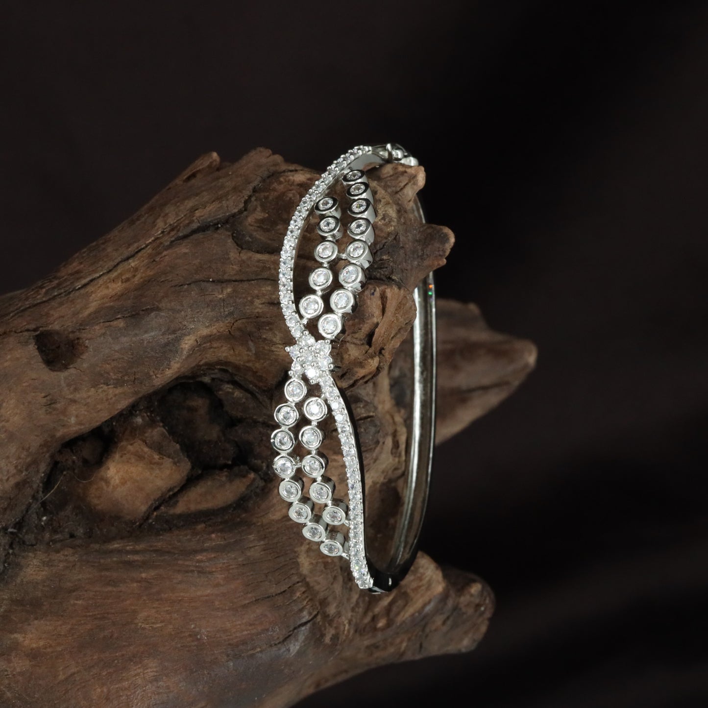 Signature Infinity Frame Kada with Symmetrical Flow Styling