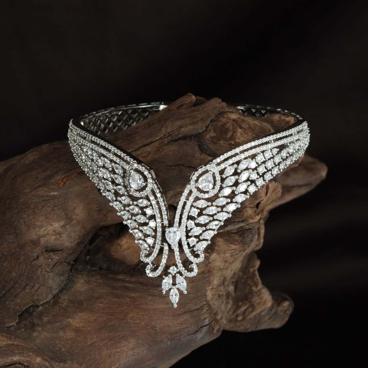 Grand Feather Curve Kada with Elegant Drop Detailing