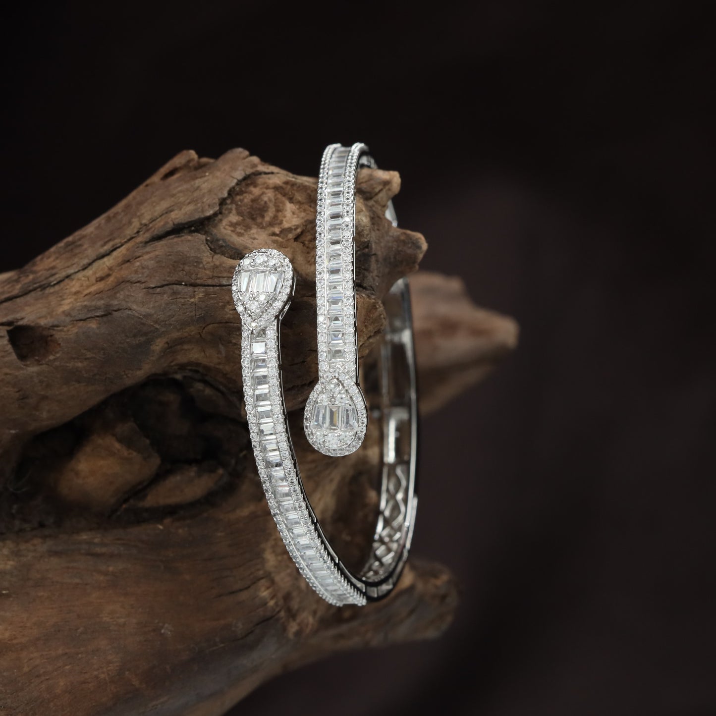 Ribbed Border Kada with Smooth Centre End Elements