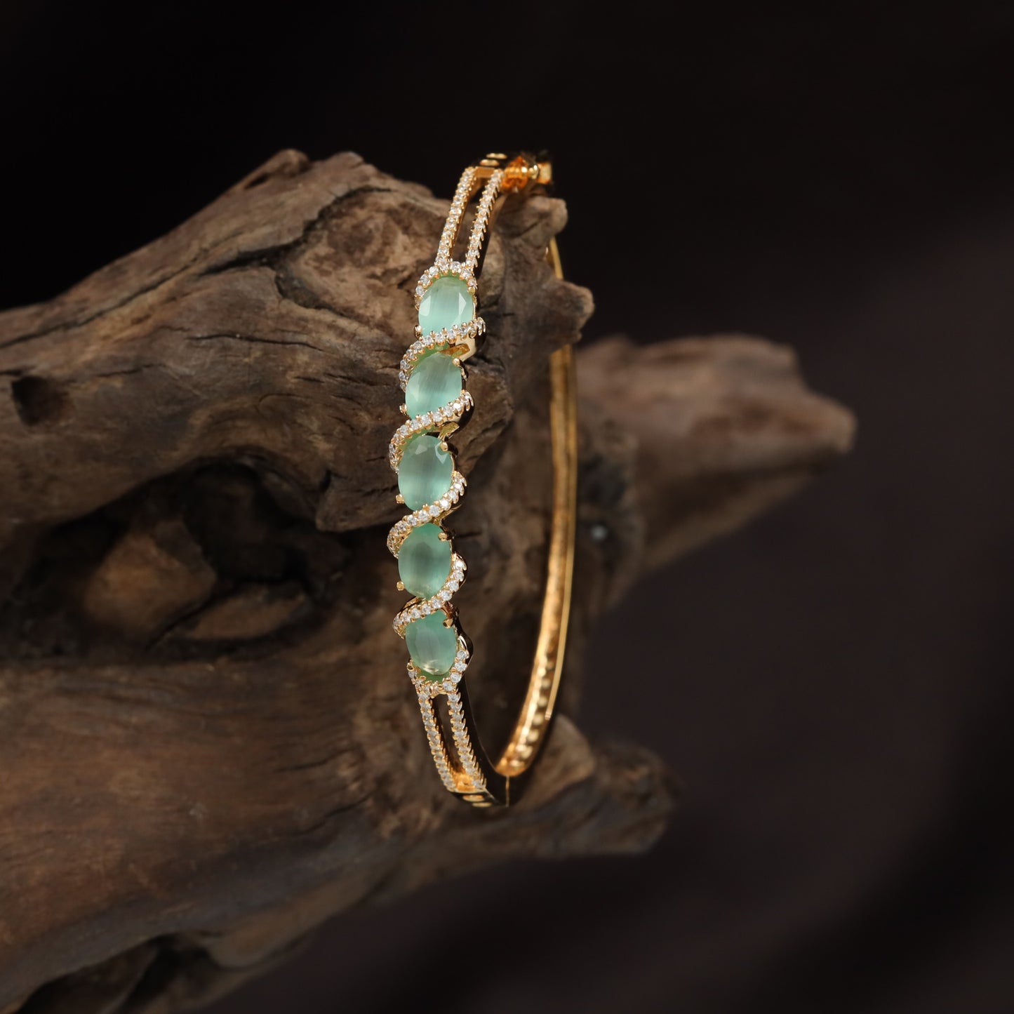 Graduated Oval Pattern Kada with Structured Slim Band Design