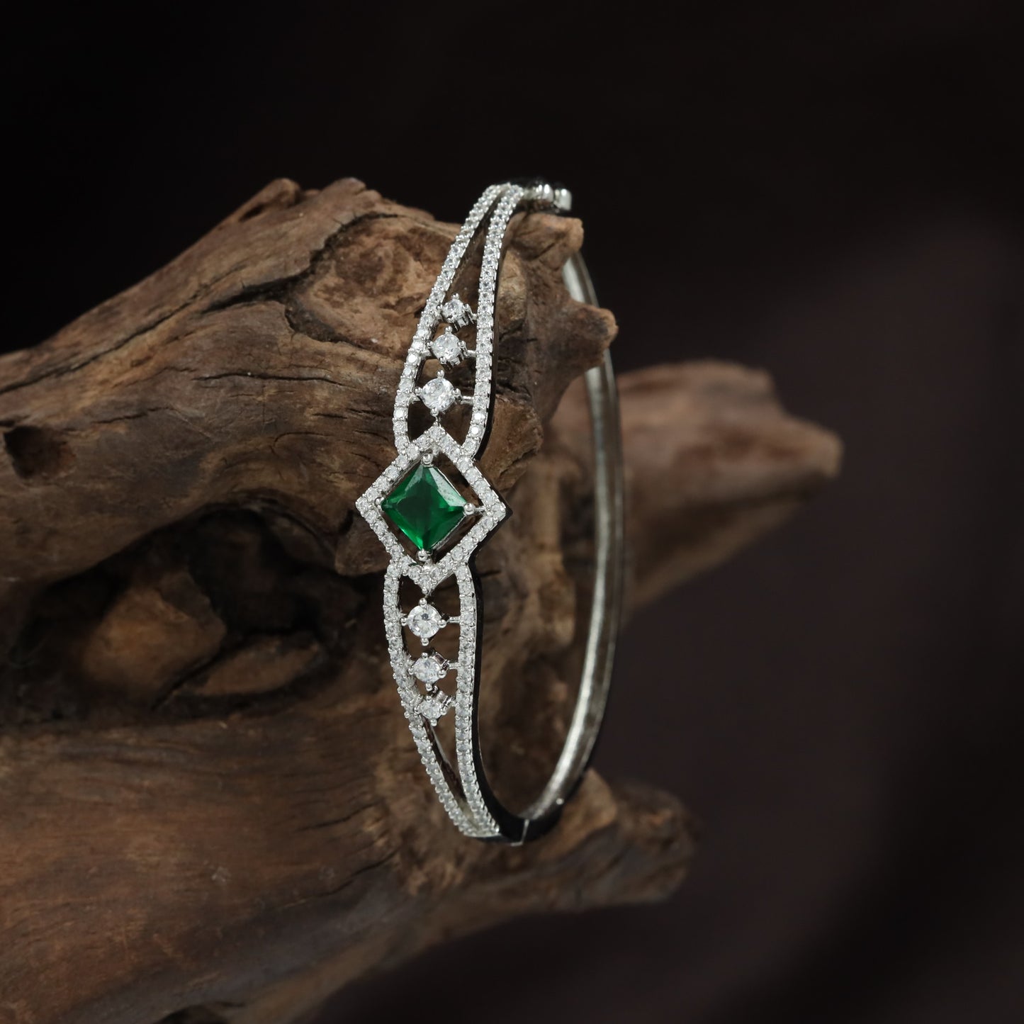 Contemporary Diamond Kada with Linear Band Layout