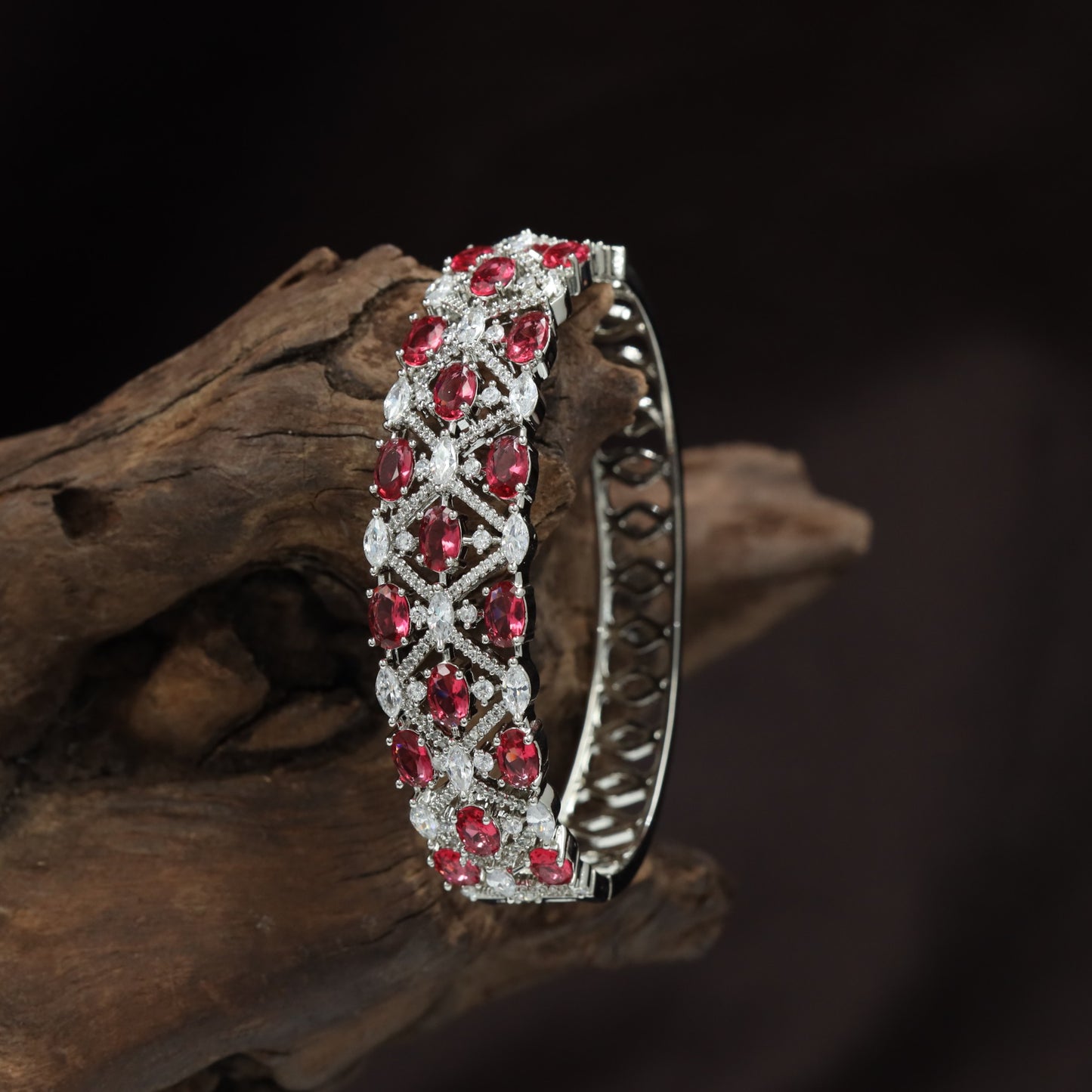 Diamond Border Kada with Decorative Lattice Construction