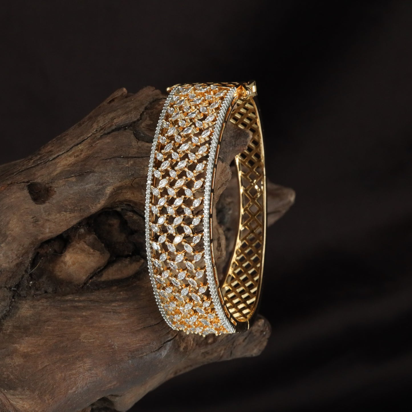 Brilliance Mesh Kada with Structured Stone Alignment