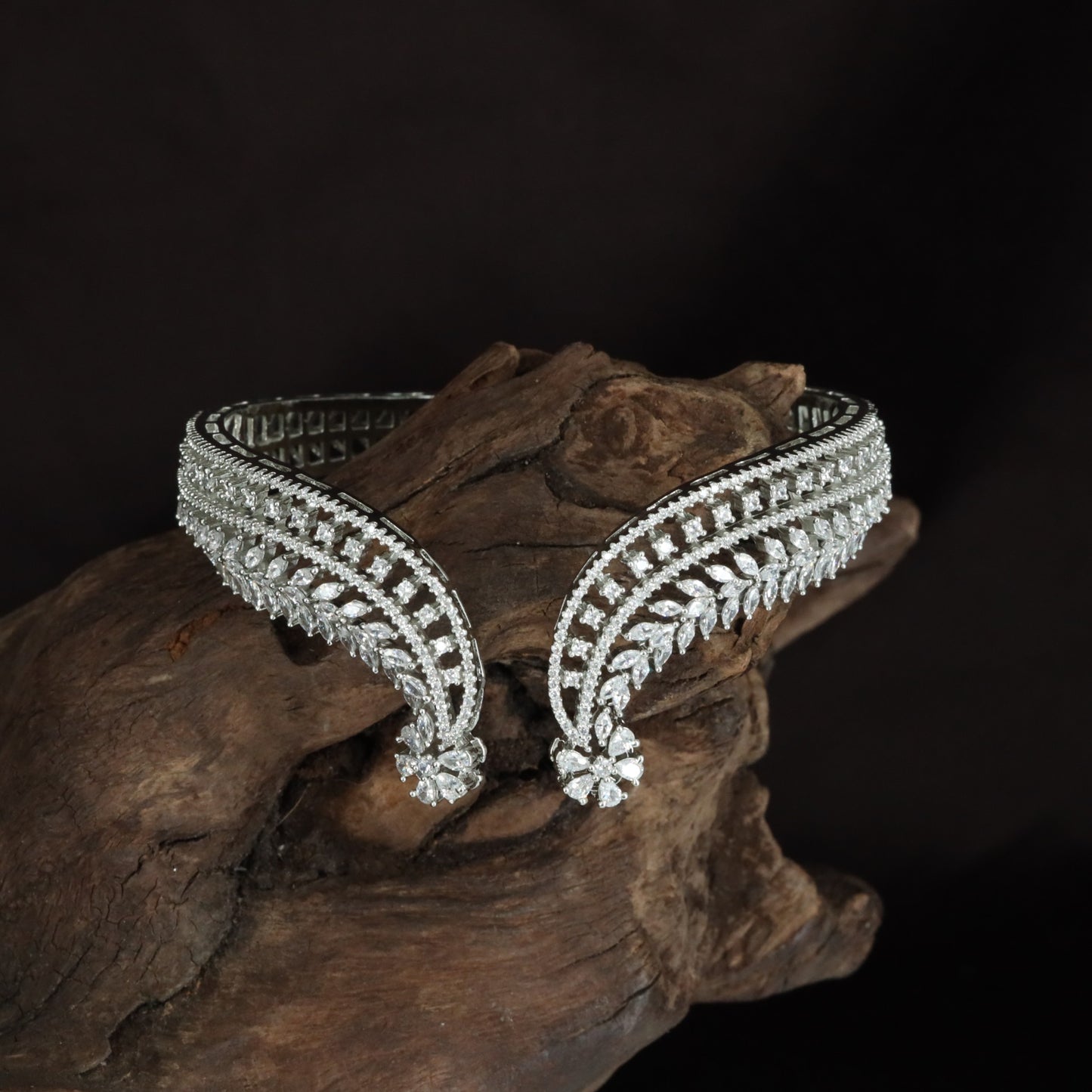 Wing Curve Fringe Kada with Parallel Surface Alignment