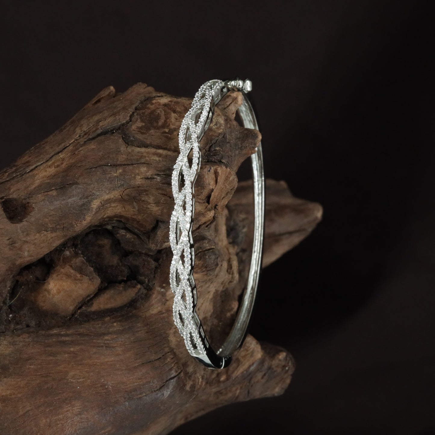 Side Leaf Chain Kada with Interlock Floral Styling