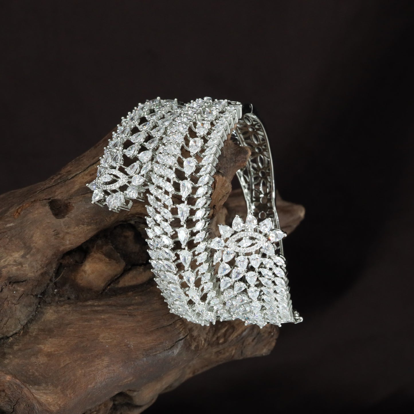 Twisted Vine Broad Kada with Dense Fringe Border Detailing