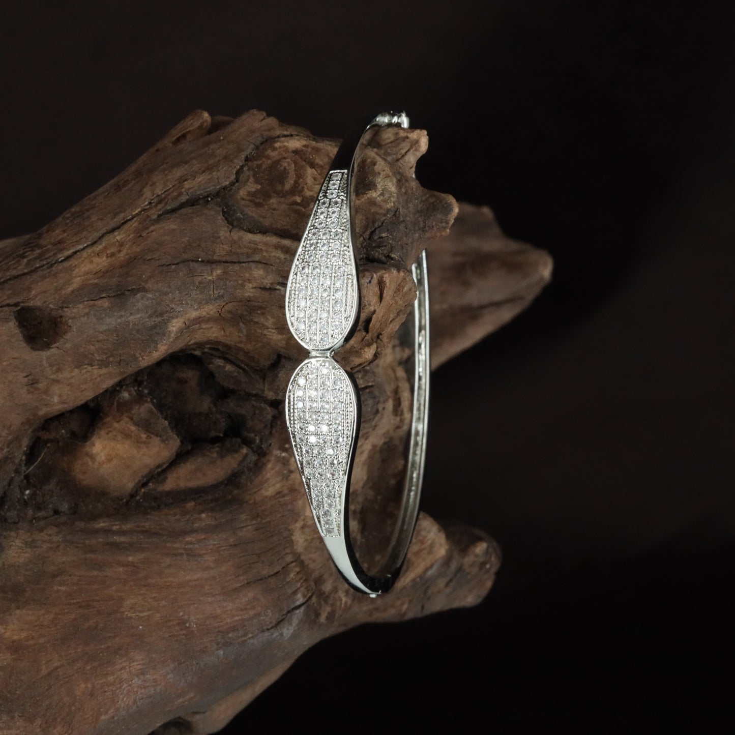 Leaf Curve Minimal Kada with Structured Marquise Detailing