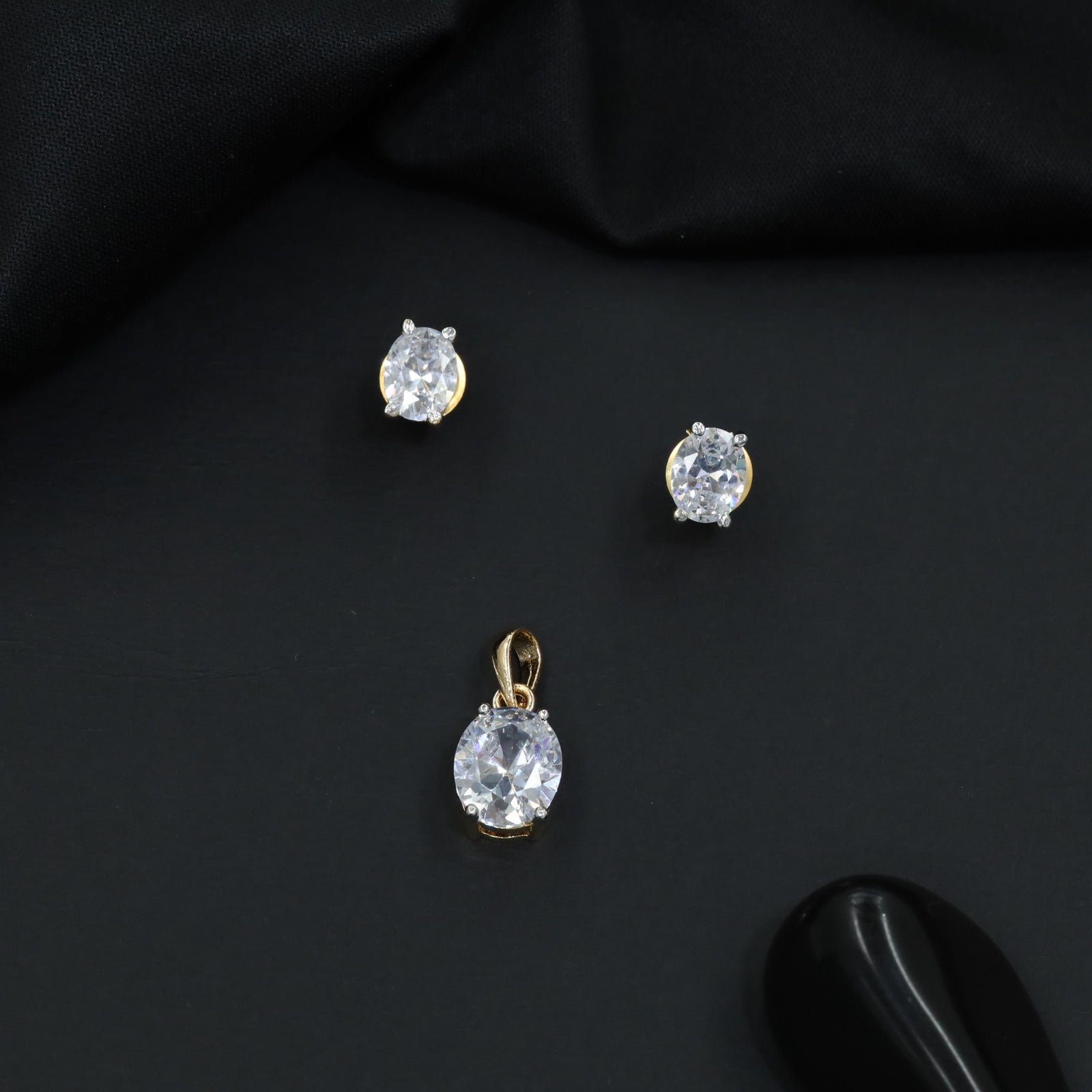 Classic oval pendant set with minimalist styling