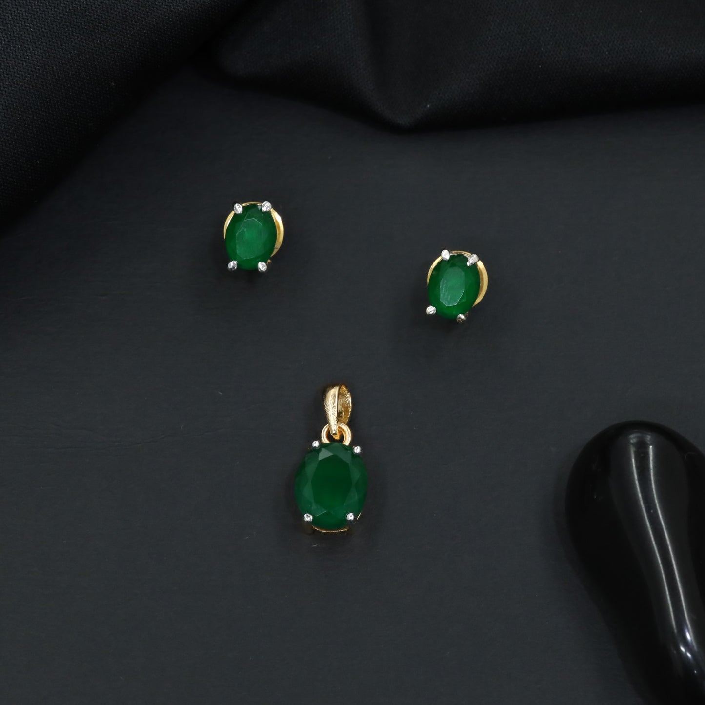Classic oval pendant set with minimalist styling