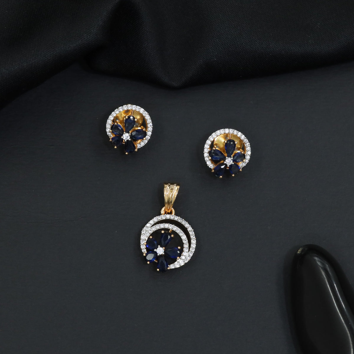 Decorative flower pendant set with circular frame design