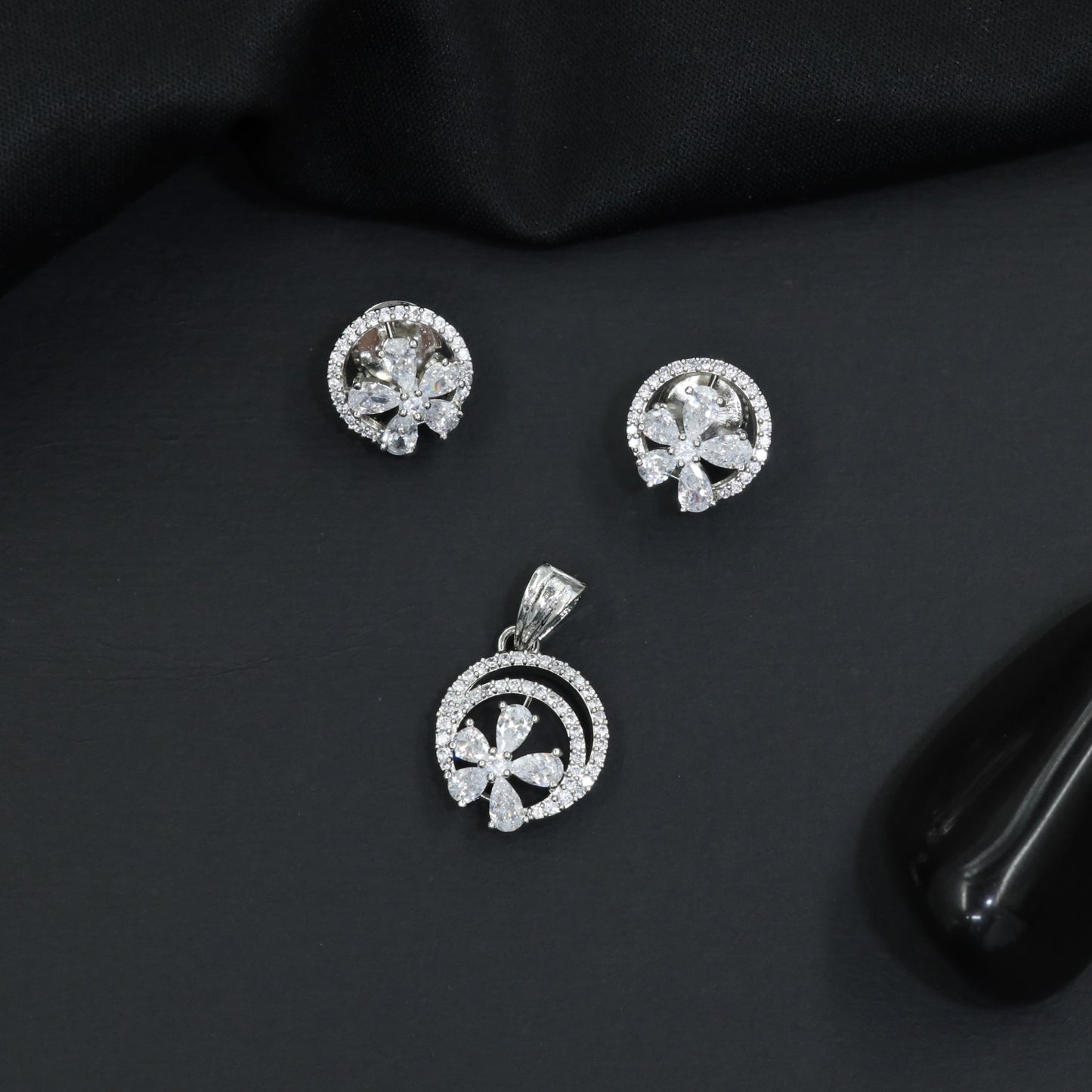 Decorative flower pendant set with circular frame design