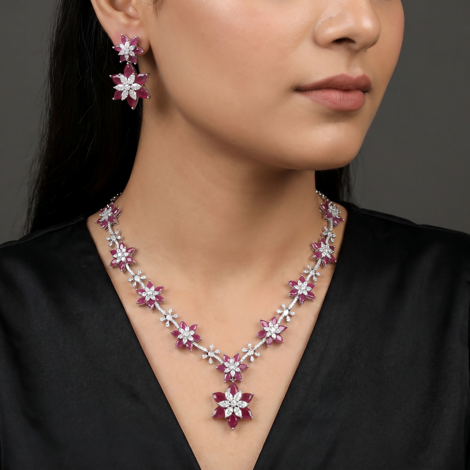 Graceful festive alignment necklace featuring an alternating starburst motif