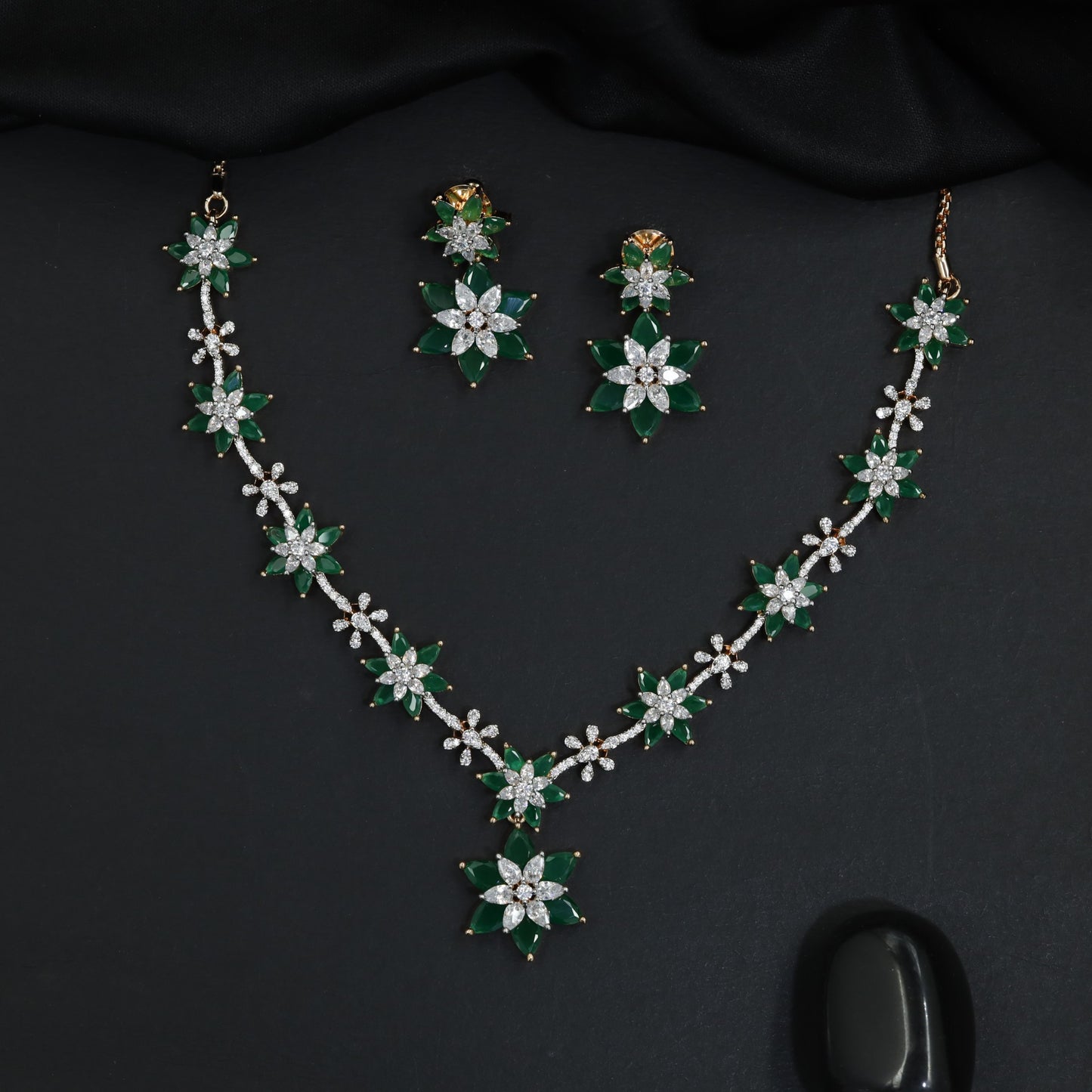 Graceful festive alignment necklace featuring an alternating starburst motif