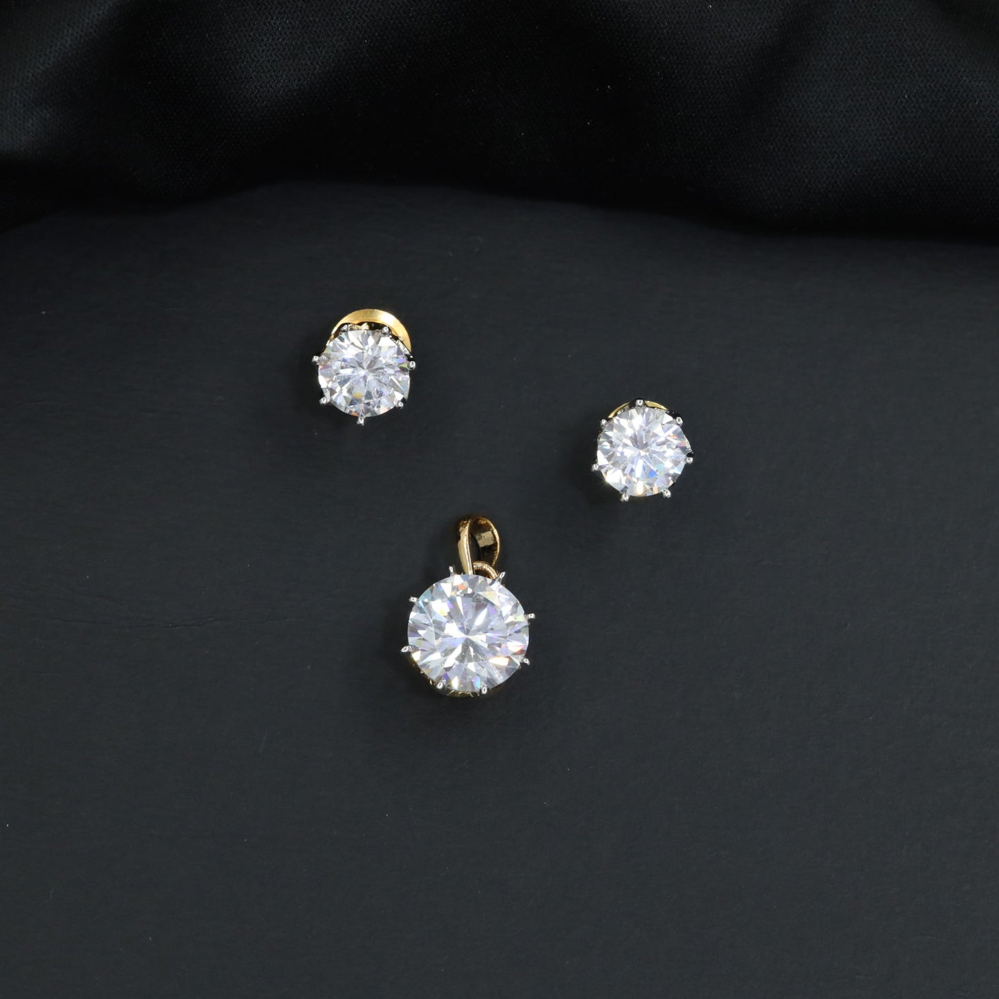 Elegant Round Pendant Set with Classic Solitaire Look