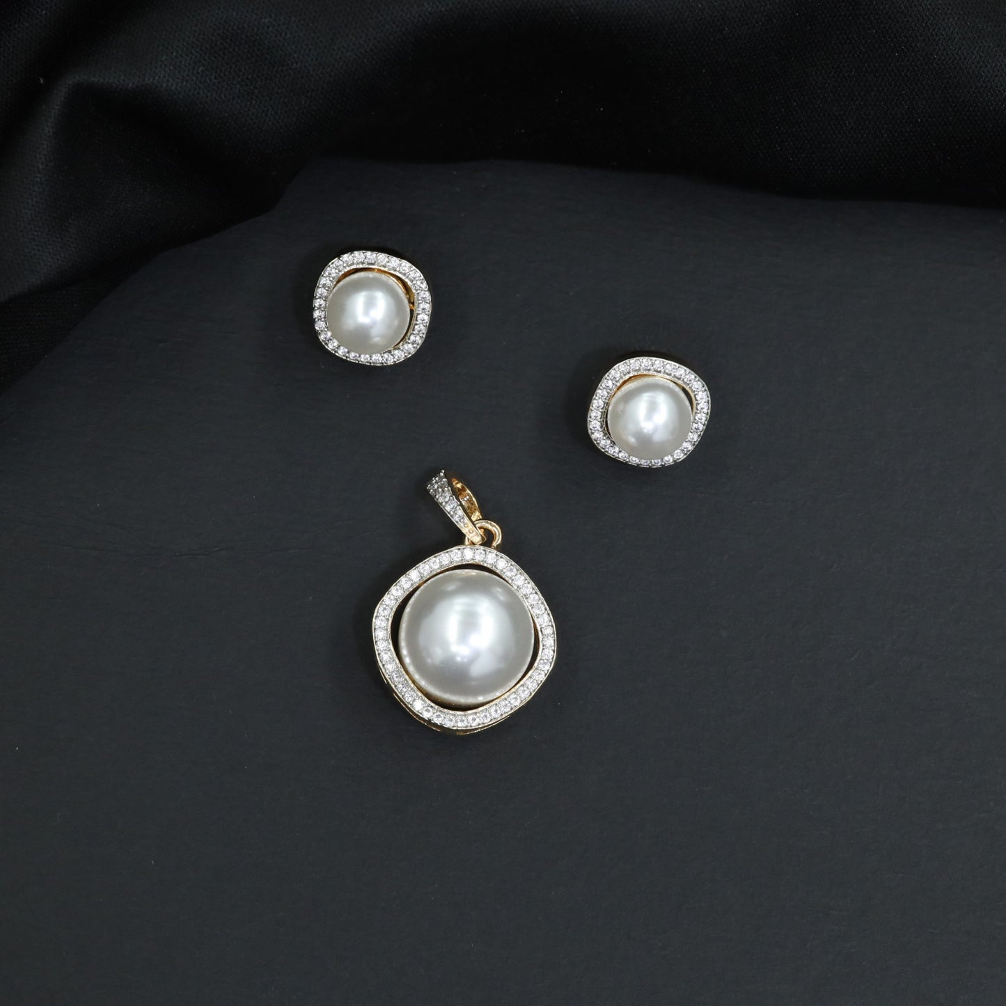 Grand pendant set framed by twisted rope panels