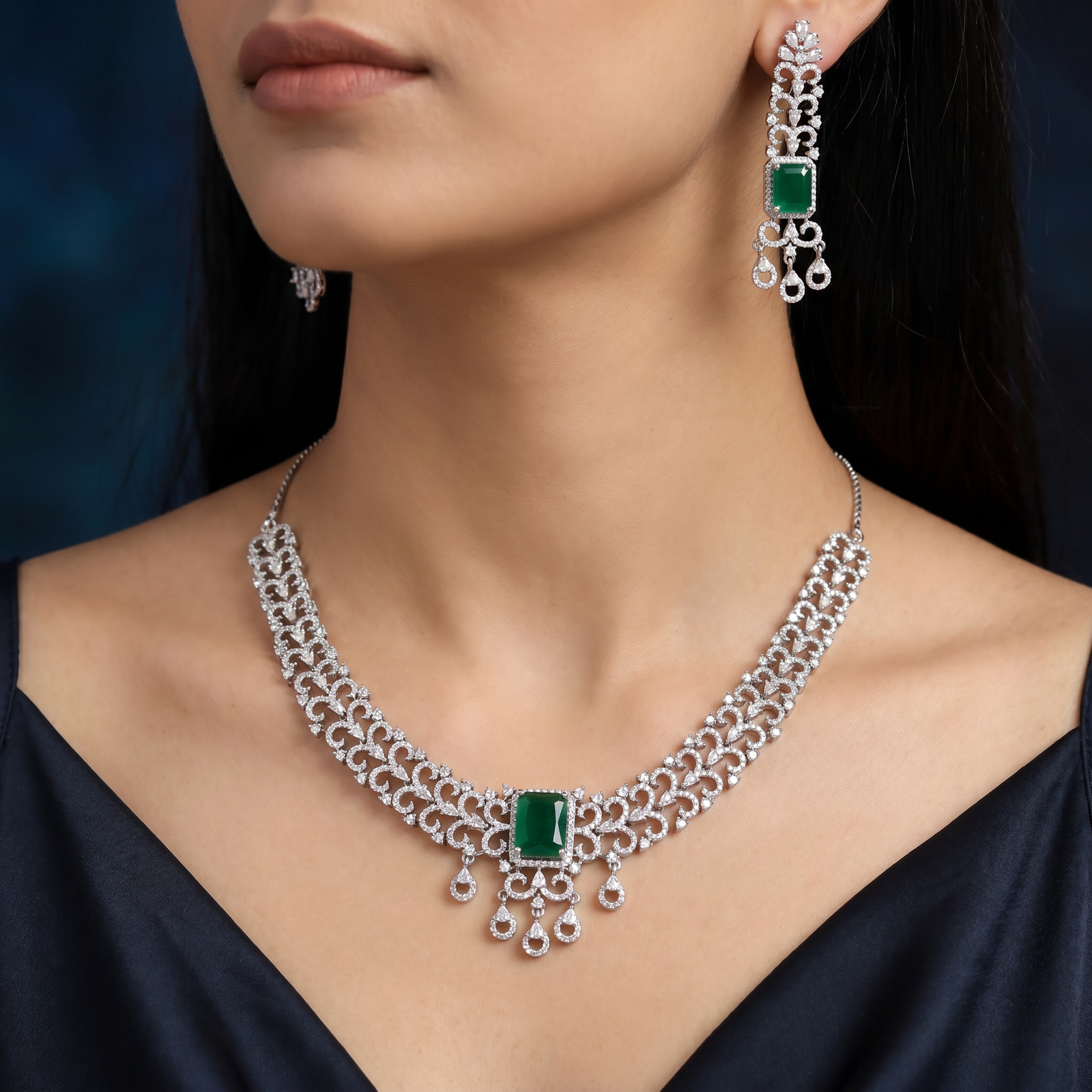 Shimmering uniform detailed mesh rhodium necklace with a central focal drop