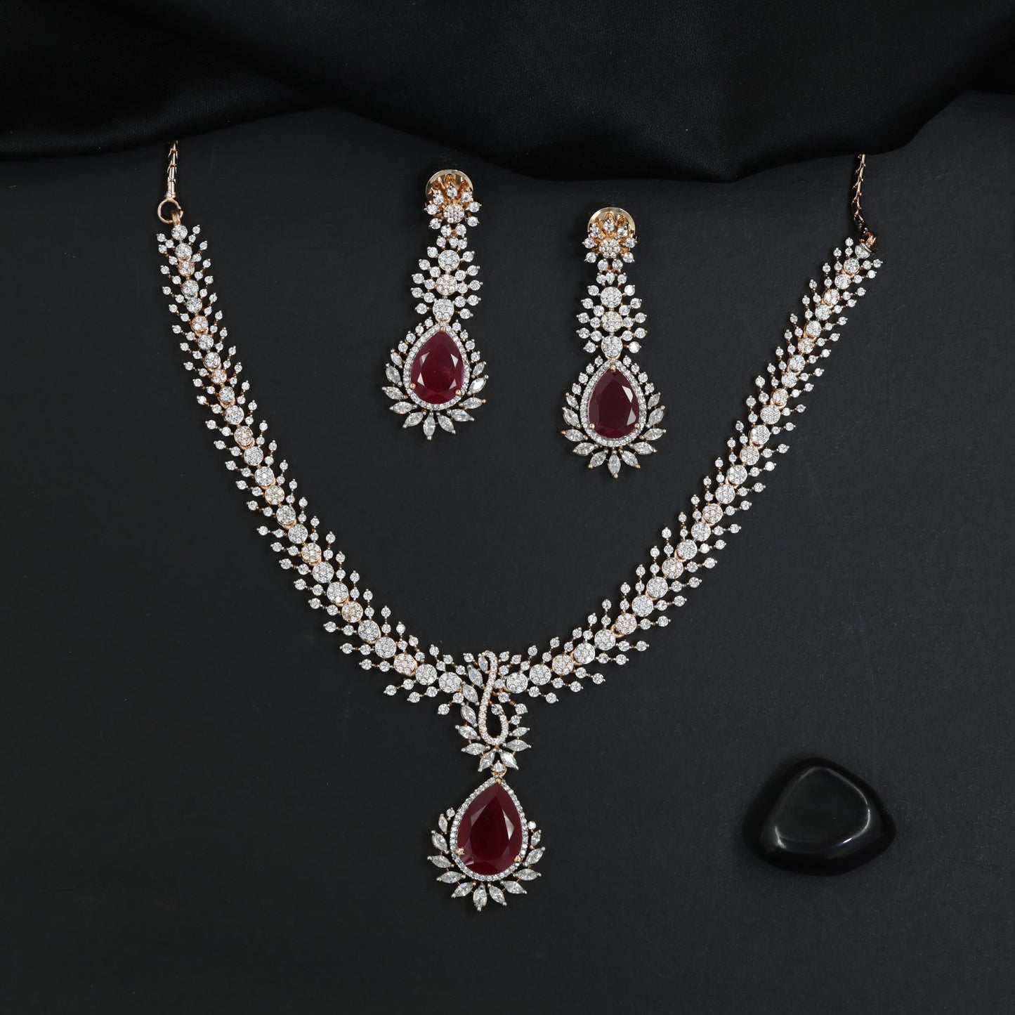 Rosette pendant rhodium necklace with double strand silhouette