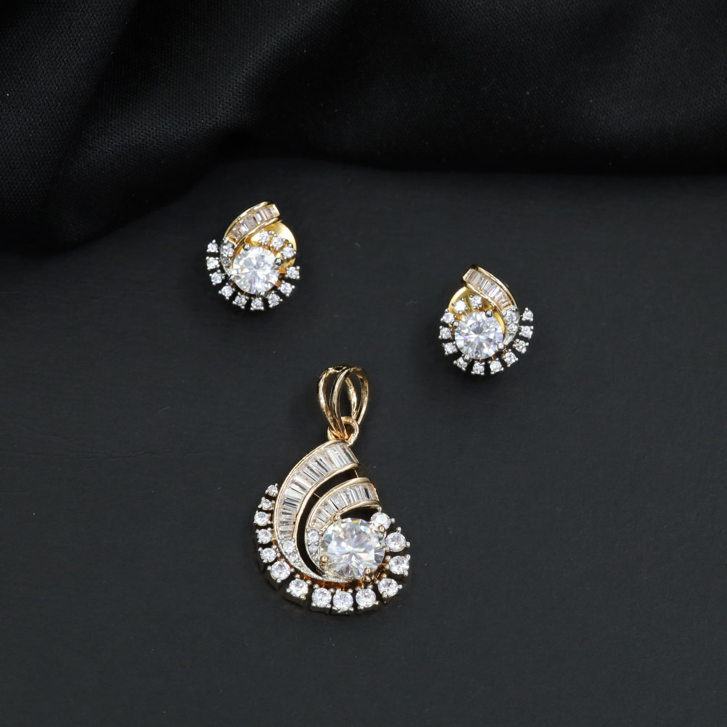 Modern Pendant Set with Circular Center and Arc Pattern