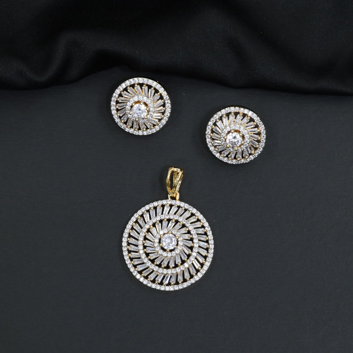Radiating Wheel Pendant Set with Detailed Center Work