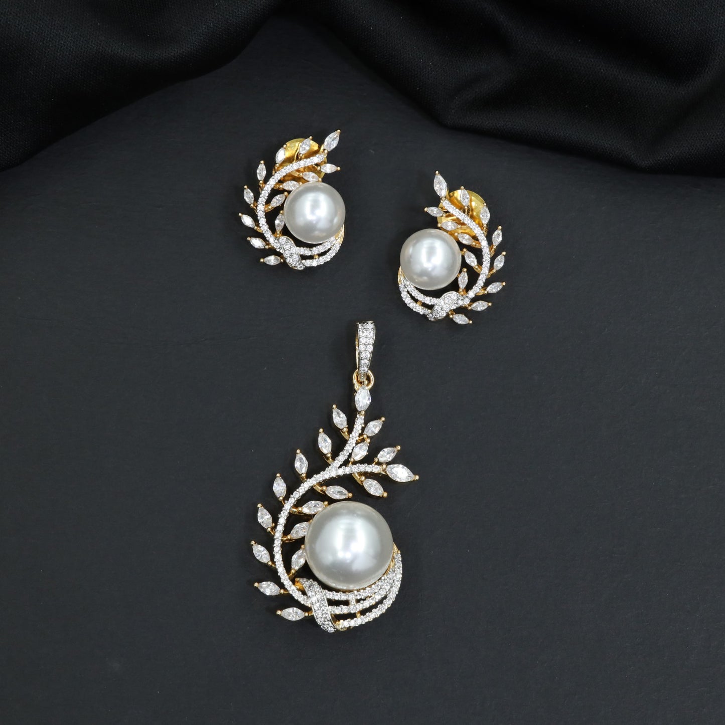 Pearl Accent Pendant Set with Leaf Motif Detailing