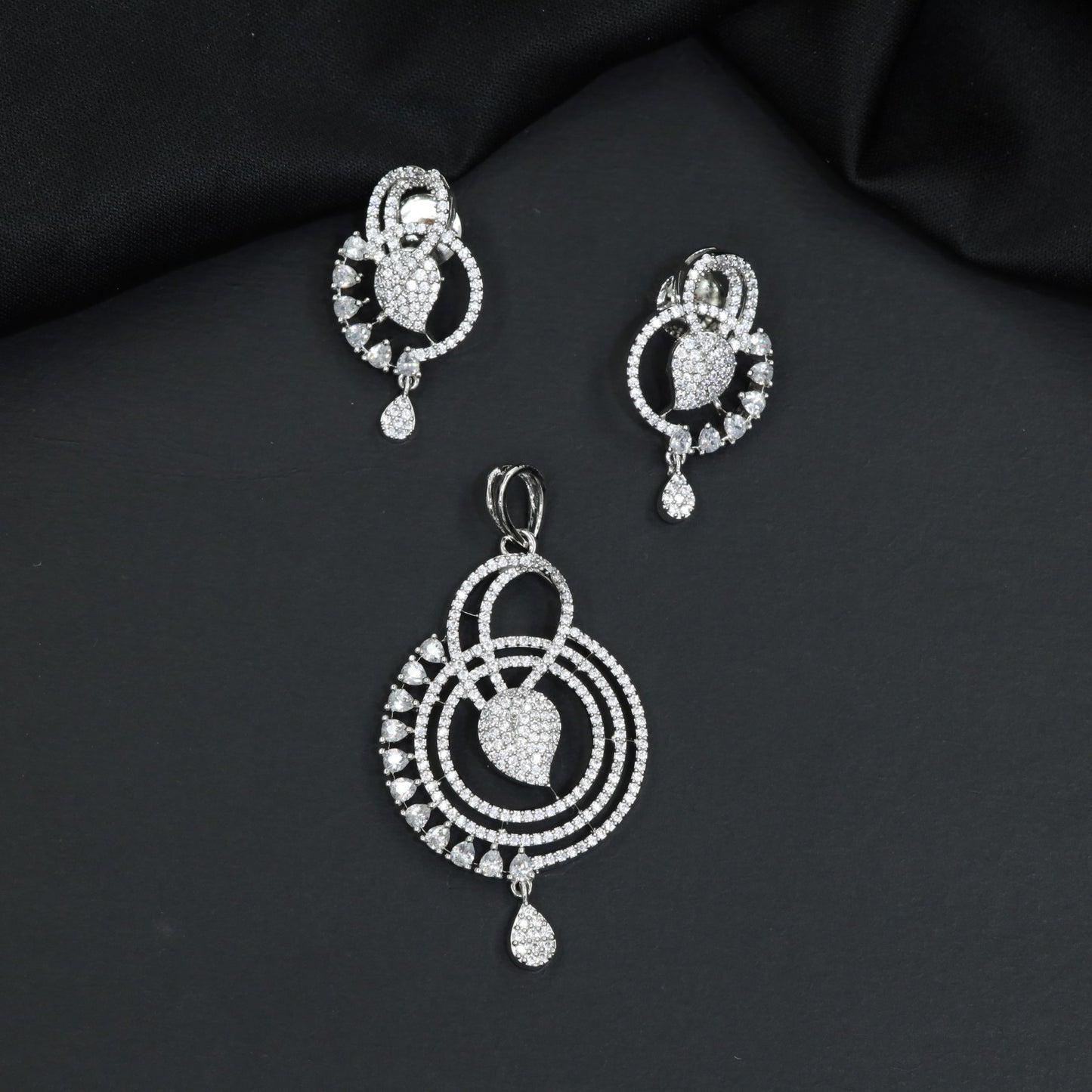 Elegant Pendant Set with Concentric Halo Craftsmanship