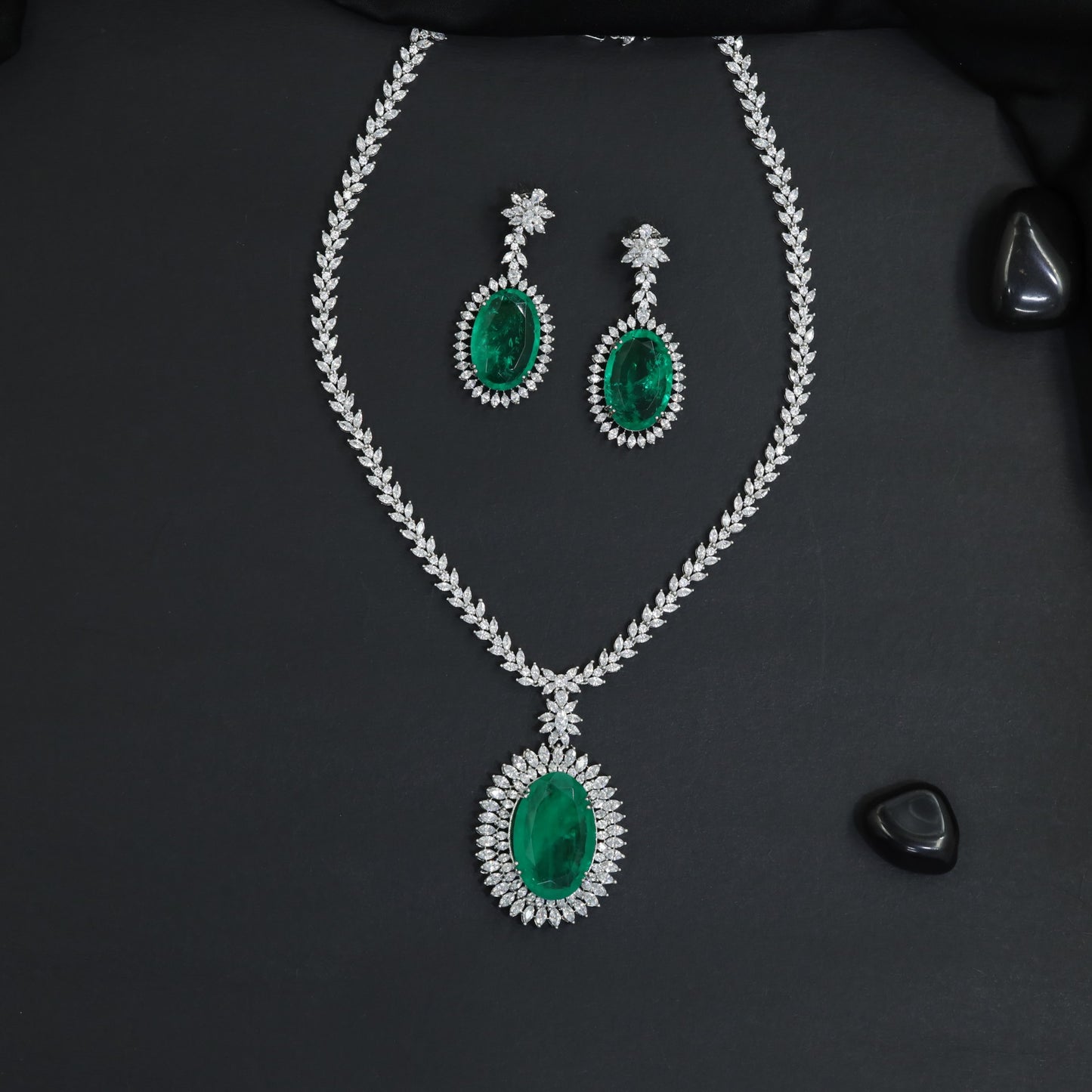 Traditional leaf branch chain rhodium long haara with a large oval pendant