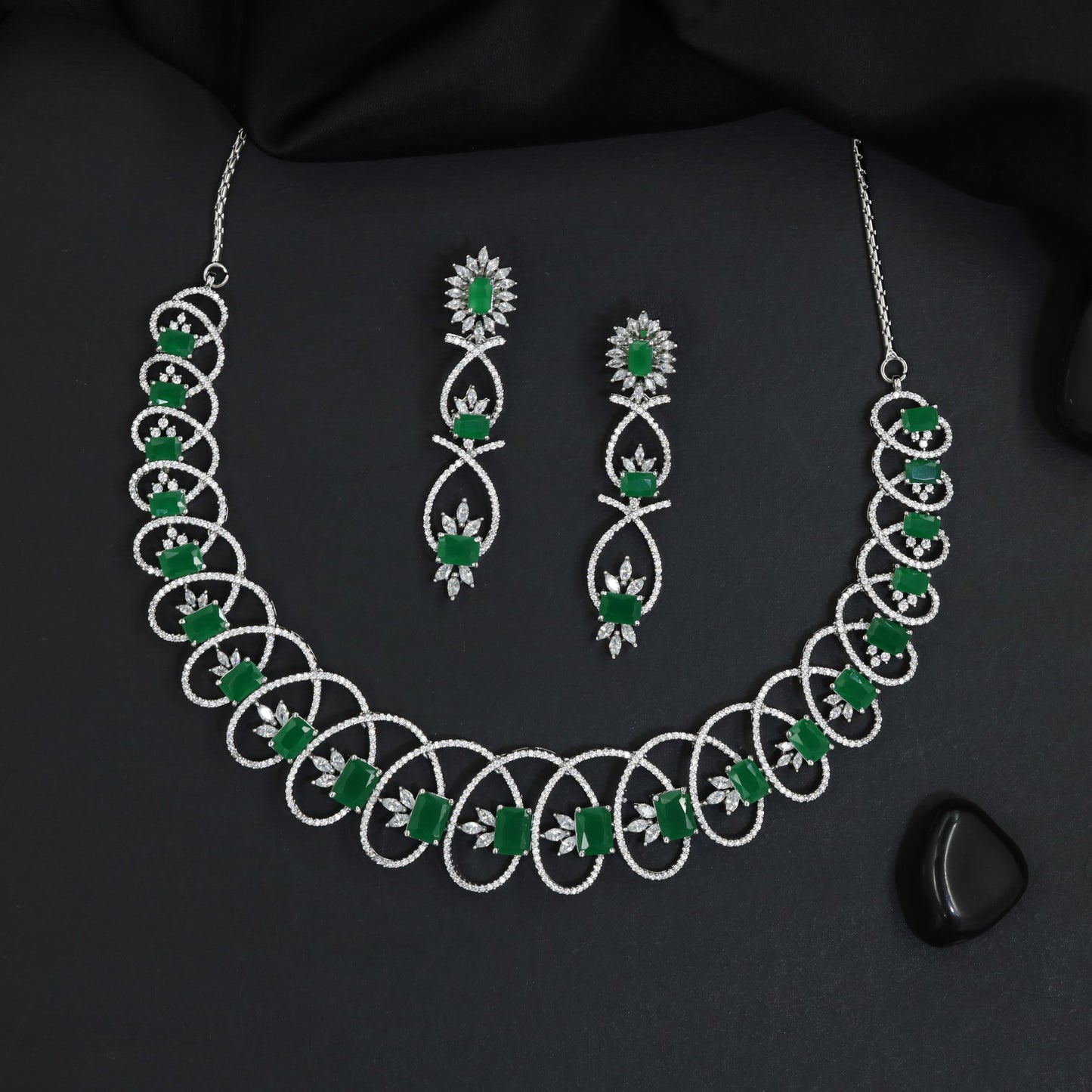 Traditional interlocking loop rhodium necklace set with rectangular plaques