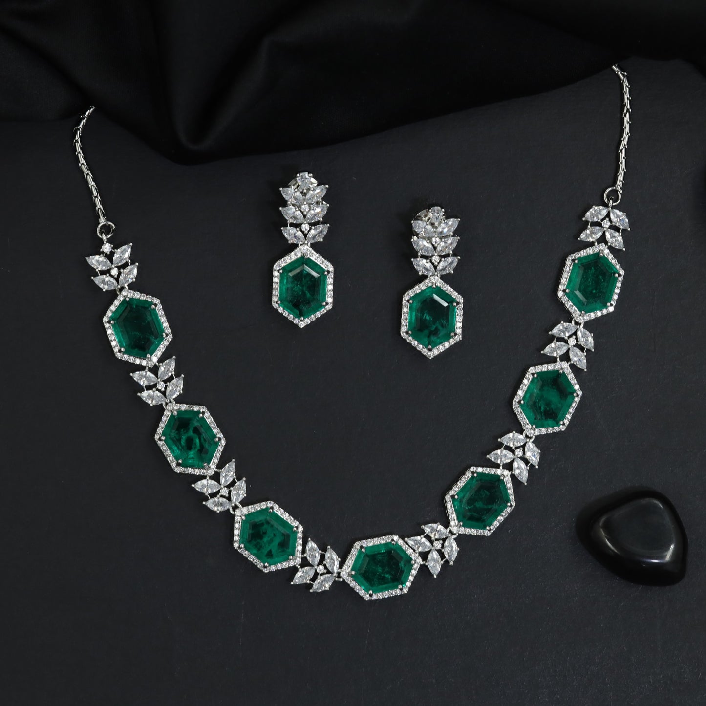 Classical leaf branch linked emerald green hexagon necklace set for wedding wear